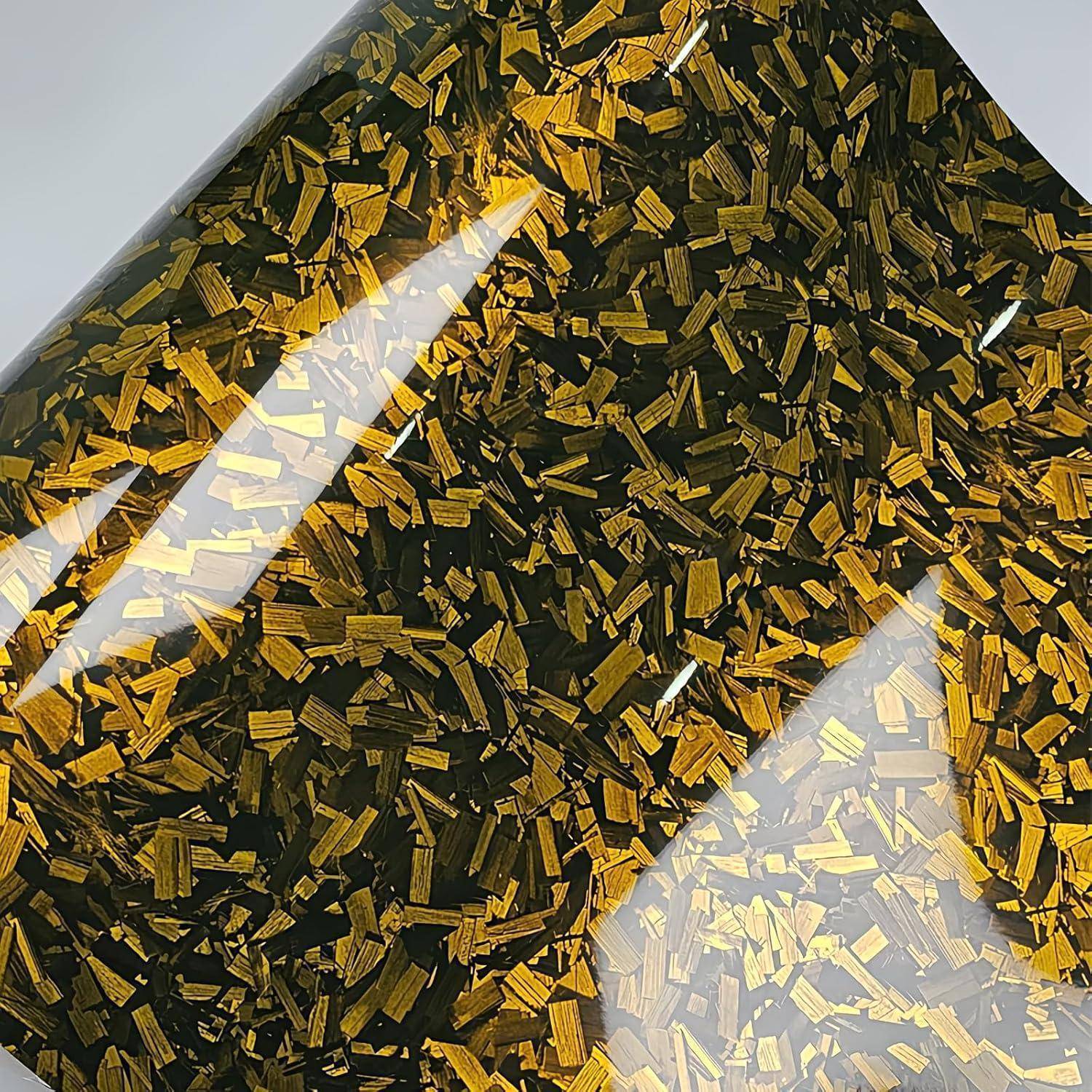 Nahaufnahme eines Behälters gefüllt mit schwarzer Flüssigkeit und goldenen Flöckchen oder Splittern, mit hellen Lichtreflexionen auf der Oberfläche.