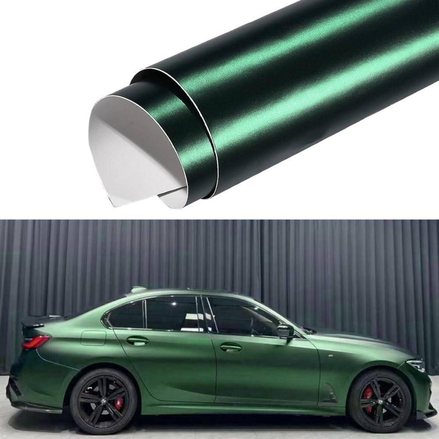 Grüne metallische Wrap-Folie, auf einer Rolle oben gezeigt, über einer Limousine, die in der gleichen grünen Ausführung beklebt ist, was das Material für Fahrzeug-Vinyl-Wraps und deren Anwendung verdeutlicht.