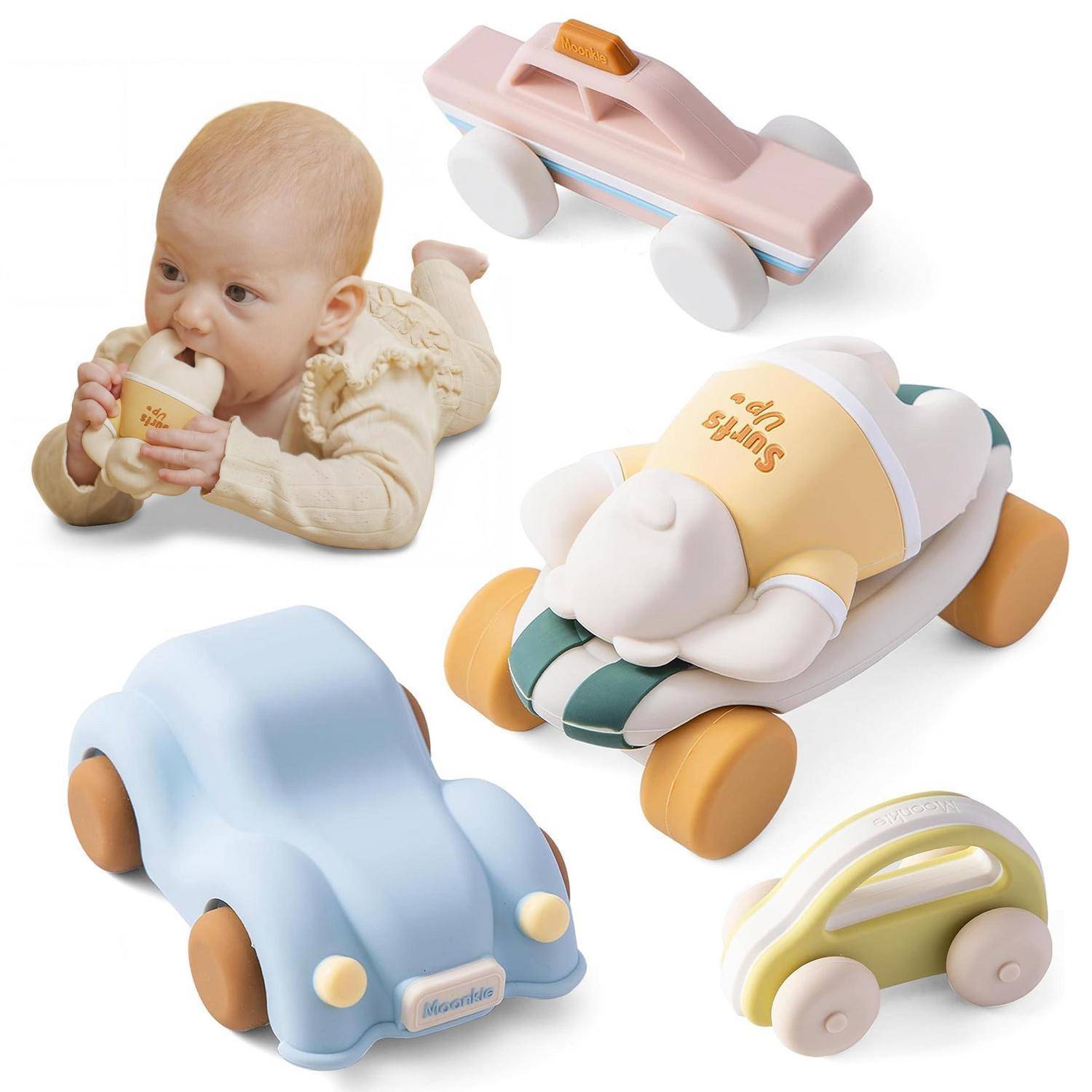 Ein Baby kaut auf einer Flasche neben vier bunten spielzeugauto-förmigen Objekten, dargestellt auf einem schlichten weißen Hintergrund.