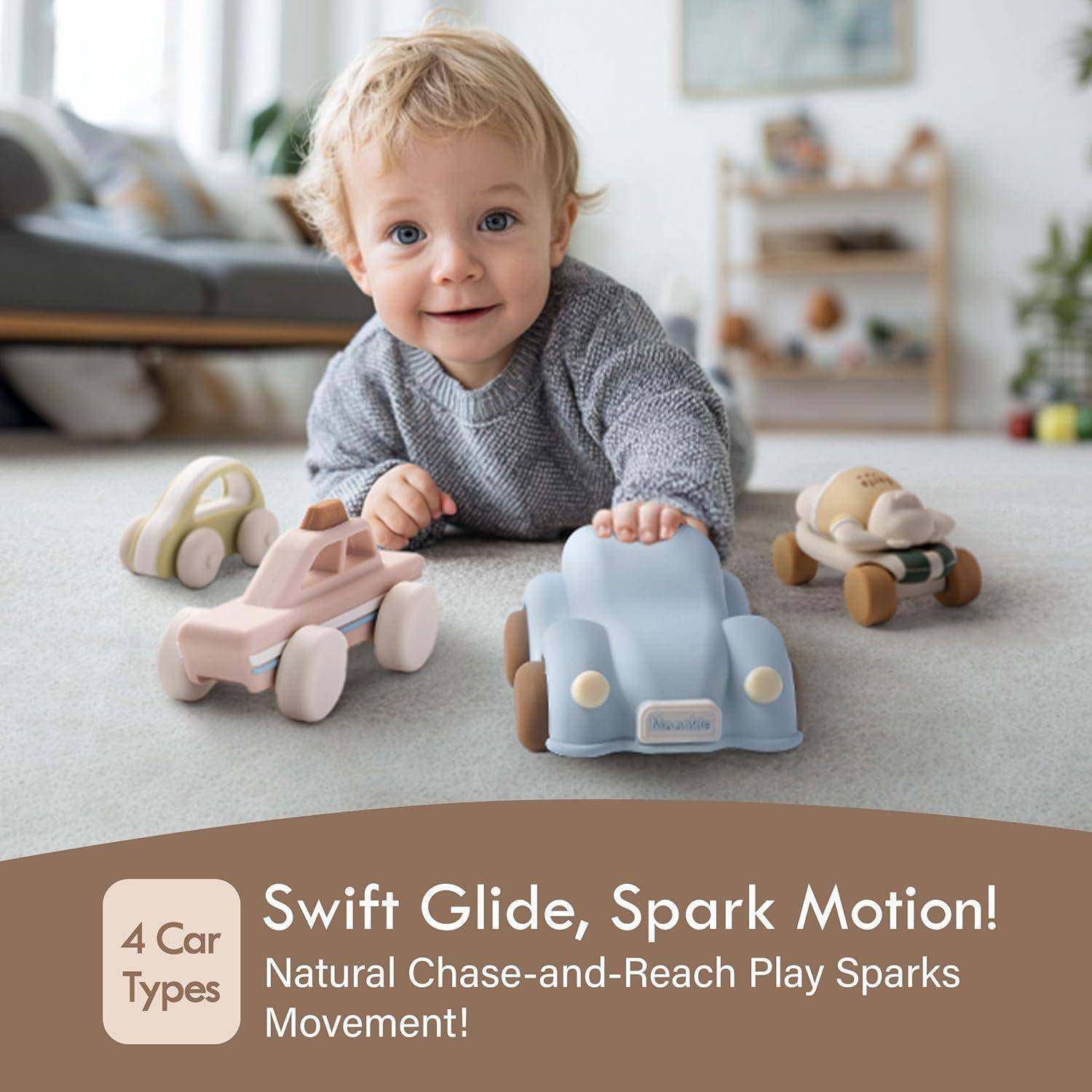 Lachendes Kleinkindes auf einem Teppich, das mit Spielzeugautos spielt, daneben Text mit dem Wortlaut „Swift Glide, Spark Motion! Natürliches Verfolgungs- und Greifspiel fördert Bewegung! 4 Autotypen"