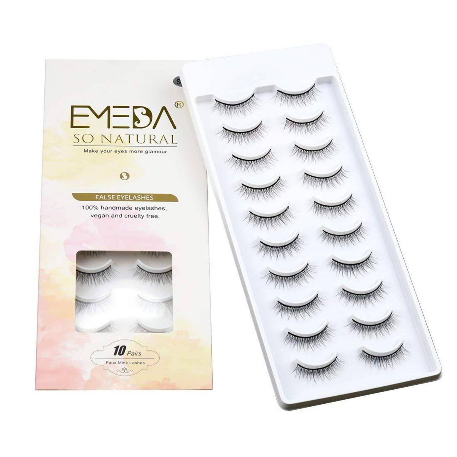 Verpackter EMEDA SO NATURAL Kunstwimpernsatz mit 10 Paar handgefertigten veganen Wimpern, die auf einem Tablett präsentiert werden.
