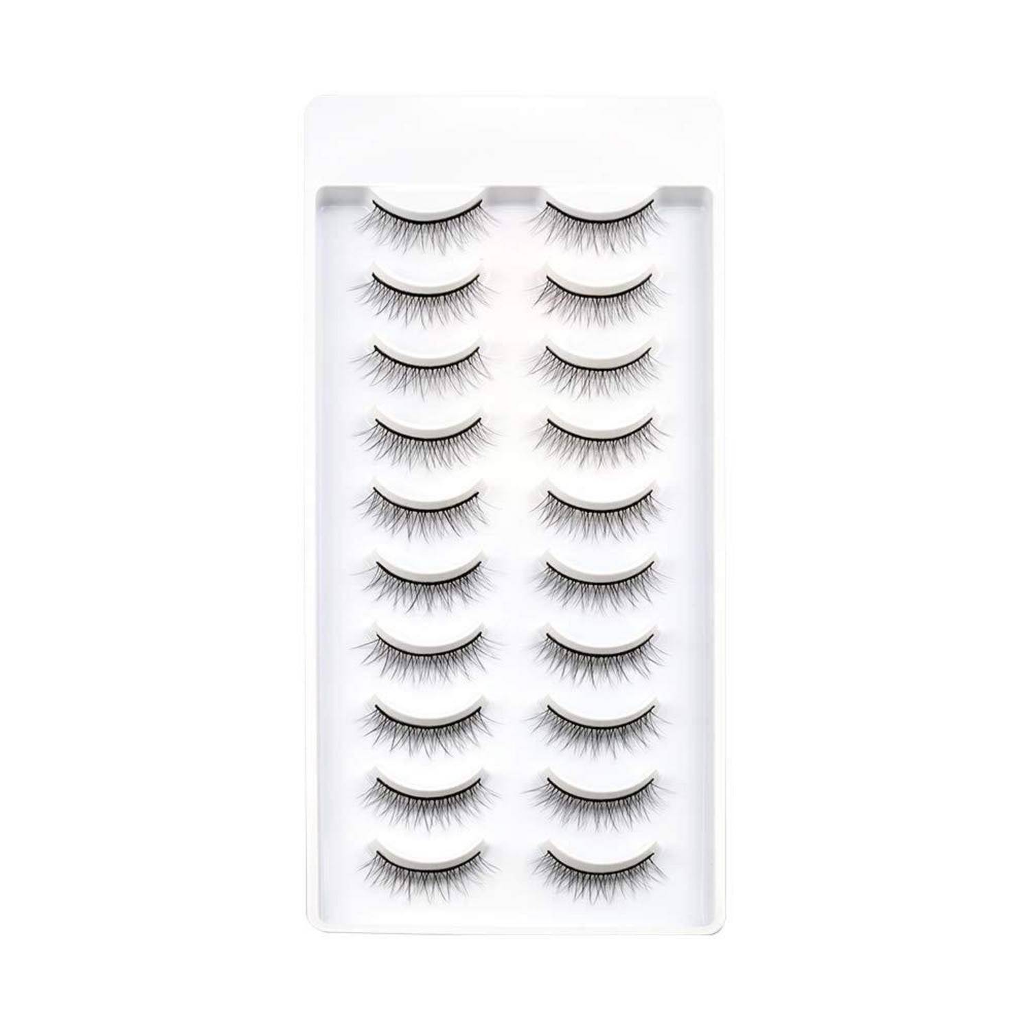Kunststoffablage mit mehreren Paar künstlichen Wimpern, die in zwei Spalten angeordnet sind