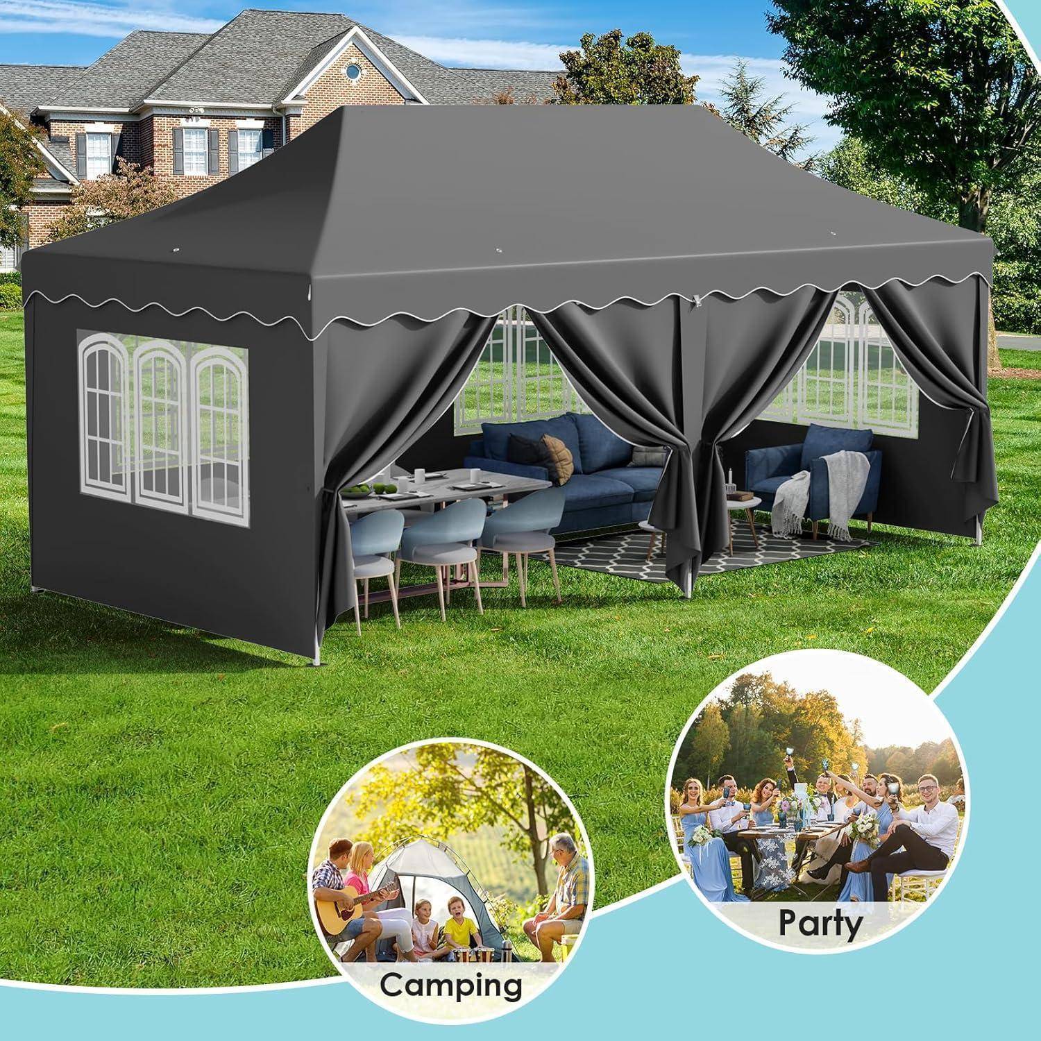 Schwarzes Außenpavillonzelt mit Seitenfenstern, Vorhängen und möbliertem Sitzbereich auf einer Rasenfläche vor einem Haus; Detailbilder mit den Beschriftungen „Camping" und „Party"".