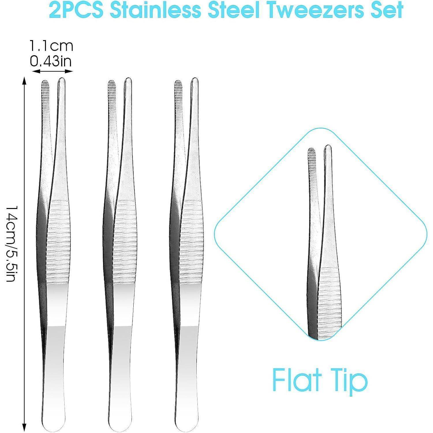 2-teiliges Set aus Edelstahl-Pinzetten, 14 cm lang und 1,1 cm breit, mit flachen Spitzen, die in einer Nahaufnahme in einem Inset gezeigt werden.