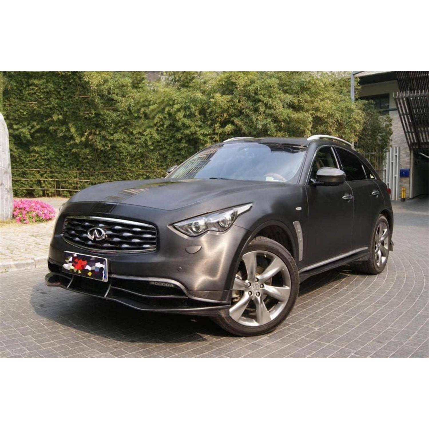 Dunkelgraues Infiniti SUV auf einer gepflasterten Einfahrt neben Grünflächen geparkt, Vorderansicht im Winkel.