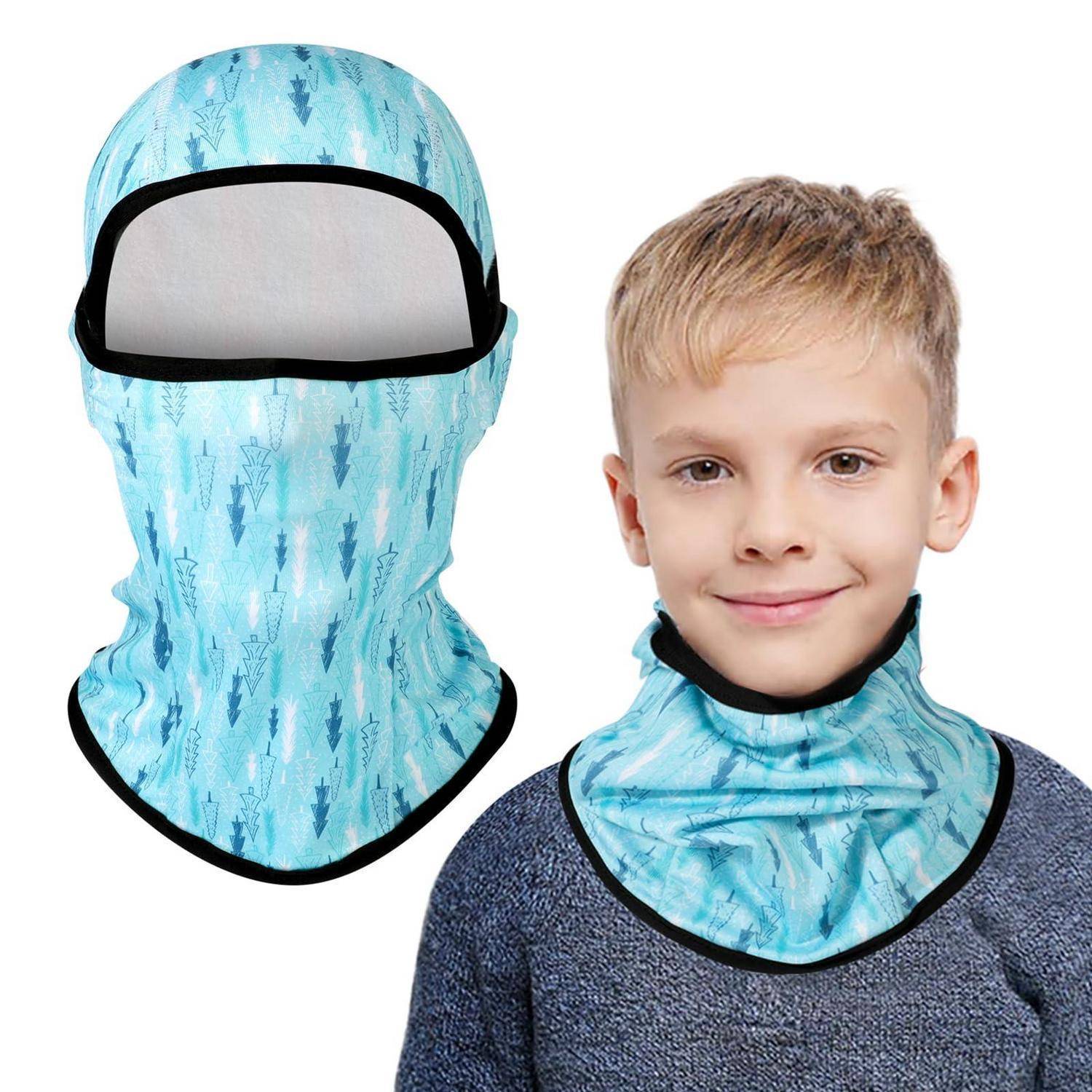 Junge, der einen blauen gemusterten Sturmhaube trägt und einen passenden Halswärmer; die Vergrößerung zeigt die vollständige Gesichtsbedeckung mit Öffnung für die Augen.