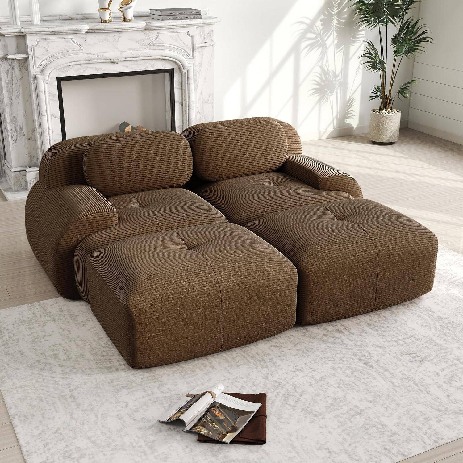 Braunes modulares Ecksofa in einem hellen minimalistischen Wohnzimmer mit Kamin, Pflanze und aufgeschlagenem Magazin auf einem hellen Teppich.