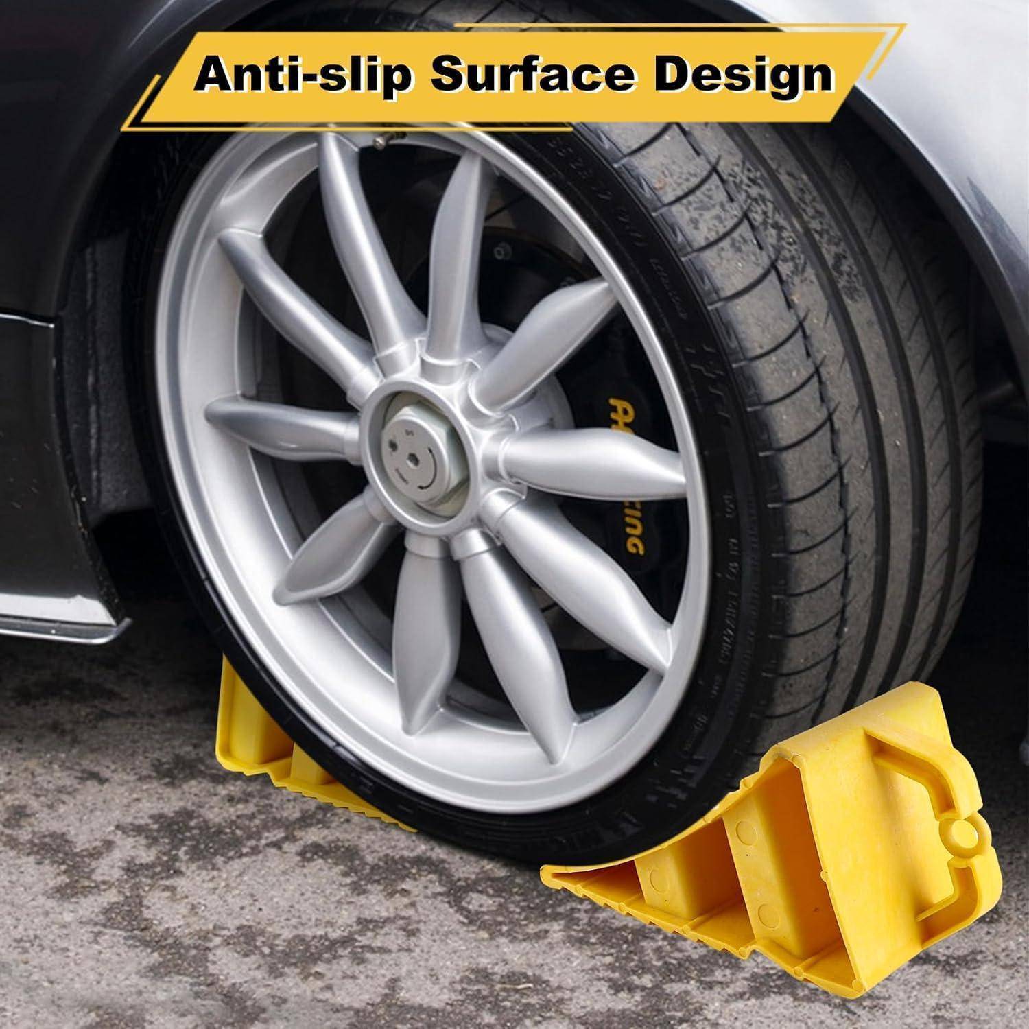 Autorad geparkt auf einem gelben Anti-Rutsch-Radkeil mit der Beschriftung „Anti-Rutsch-Oberflächendesign