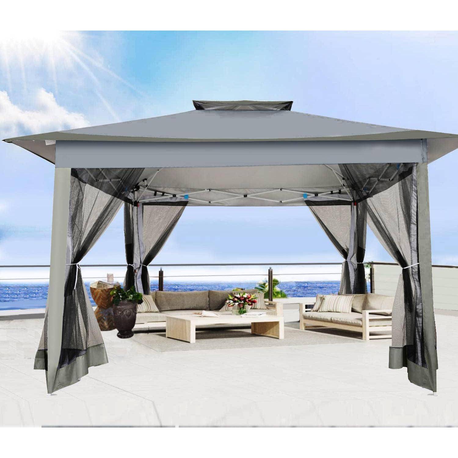 Offene Pergola-Kabine mit durchsichtigen Vorhängen, Außensofa-Sitzbereich, Couchtisch und Meerblick auf einer sonnigen Terrasse.