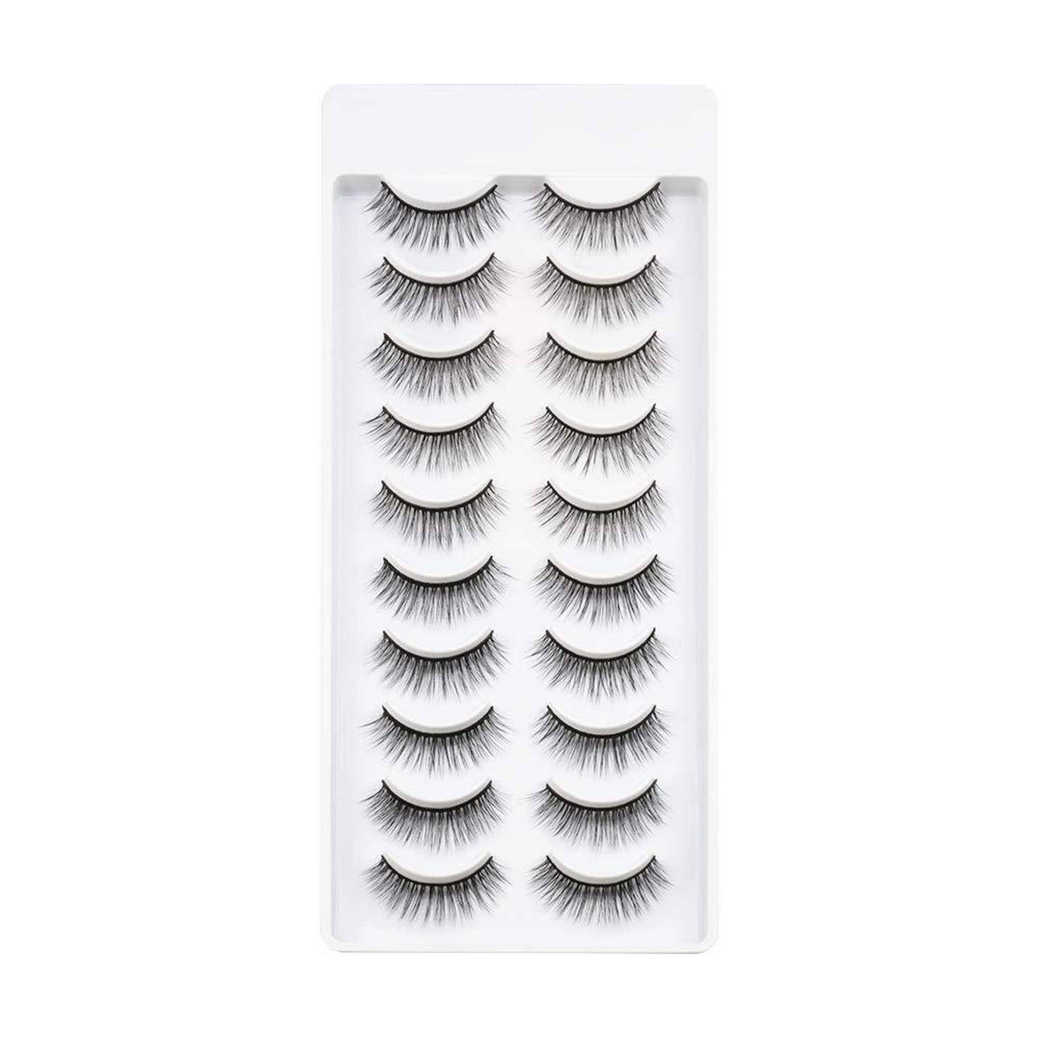 Packung mit künstlichen Wimpern auf einem weißen Präsentationstablett, in zwei Spalten mit mehreren Paaren angeordnet.