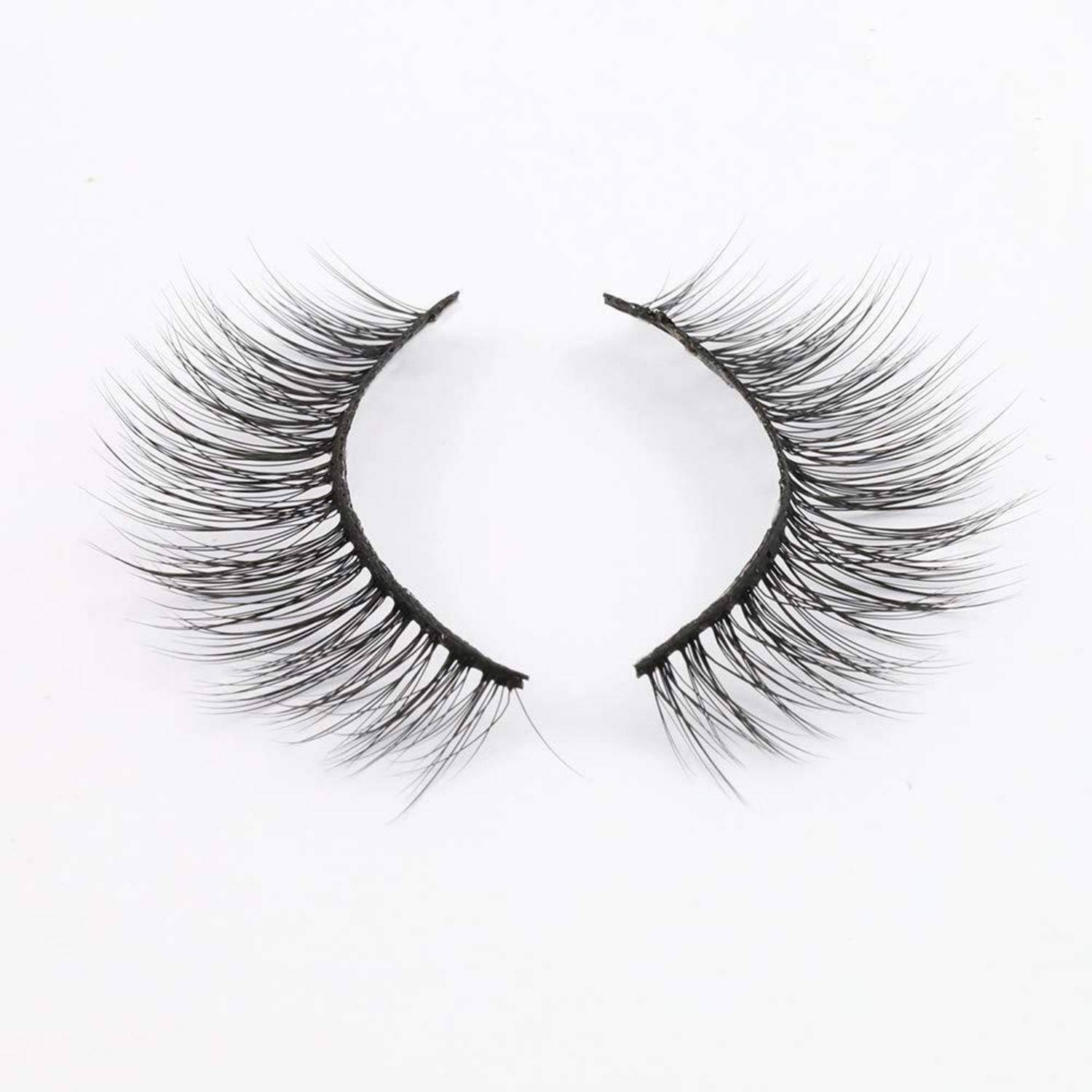 Paar künstlicher Wimpern auf weißem Hintergrund, nach innen gewölbt gezeigt mit langen, feinen schwarzen Strähnen.