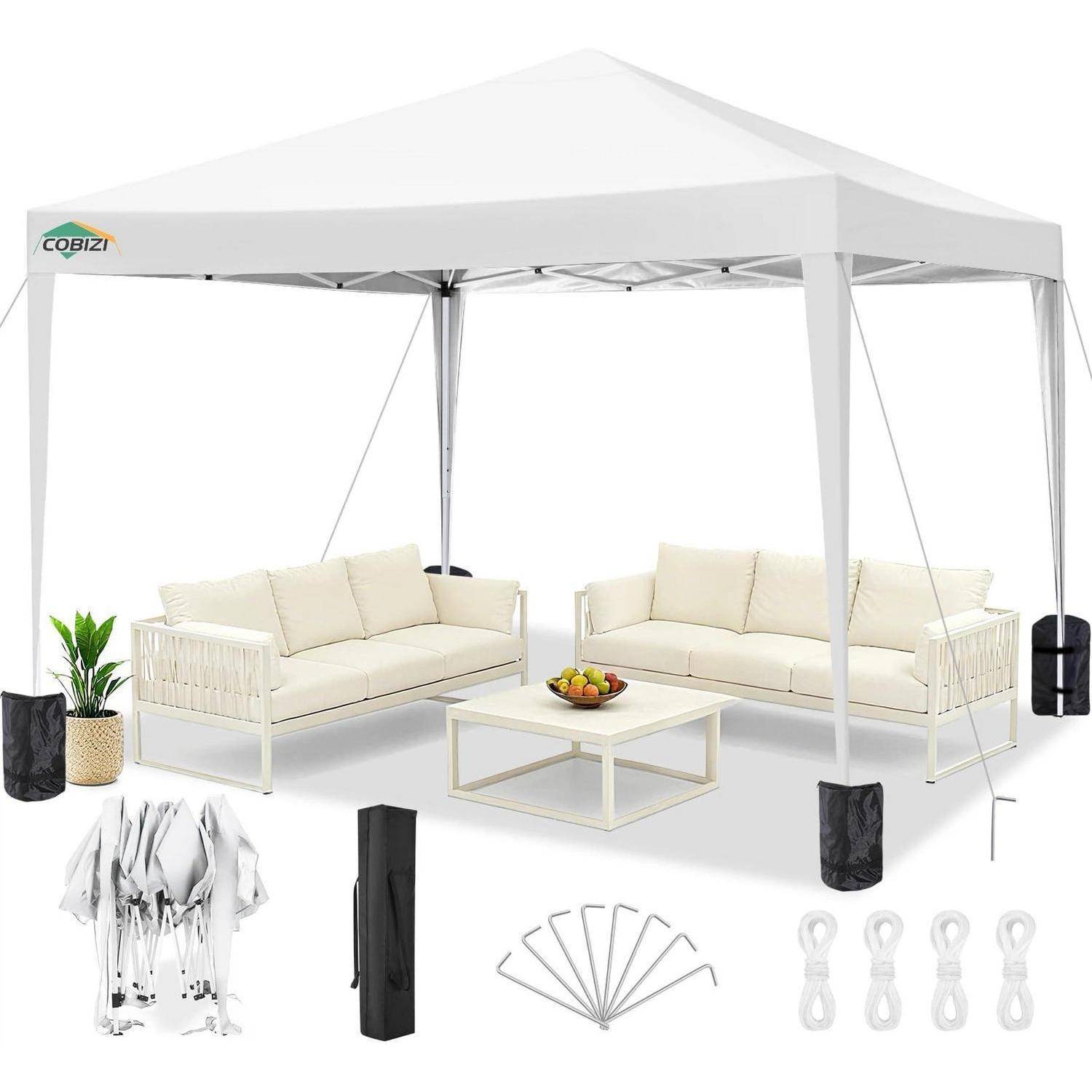 Weiße tragbare Outdoor-Popup-Markise mit zwei beigen Sofas, Couchtisch, Pflanze, Tragetasche, Heringstifte und Spannseilen, gezeigt als Terrassenmöbel-Set.