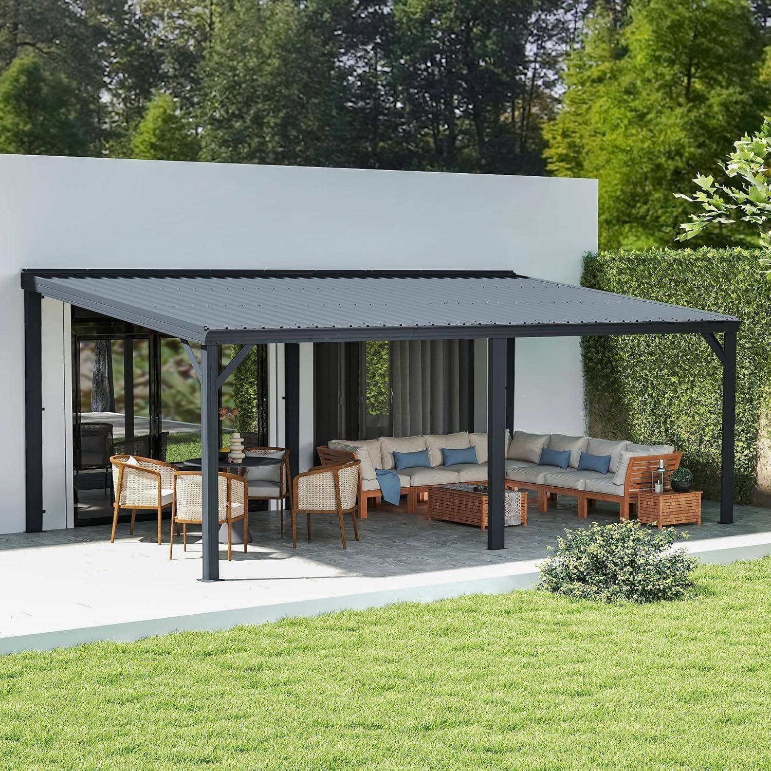 Moderne Terrasse mit einer schwarzen Pergola, die einen Außensitzbereich, einen Esstisch und ein Ecksofa neben einem Haus und einem Rasen überdacht.