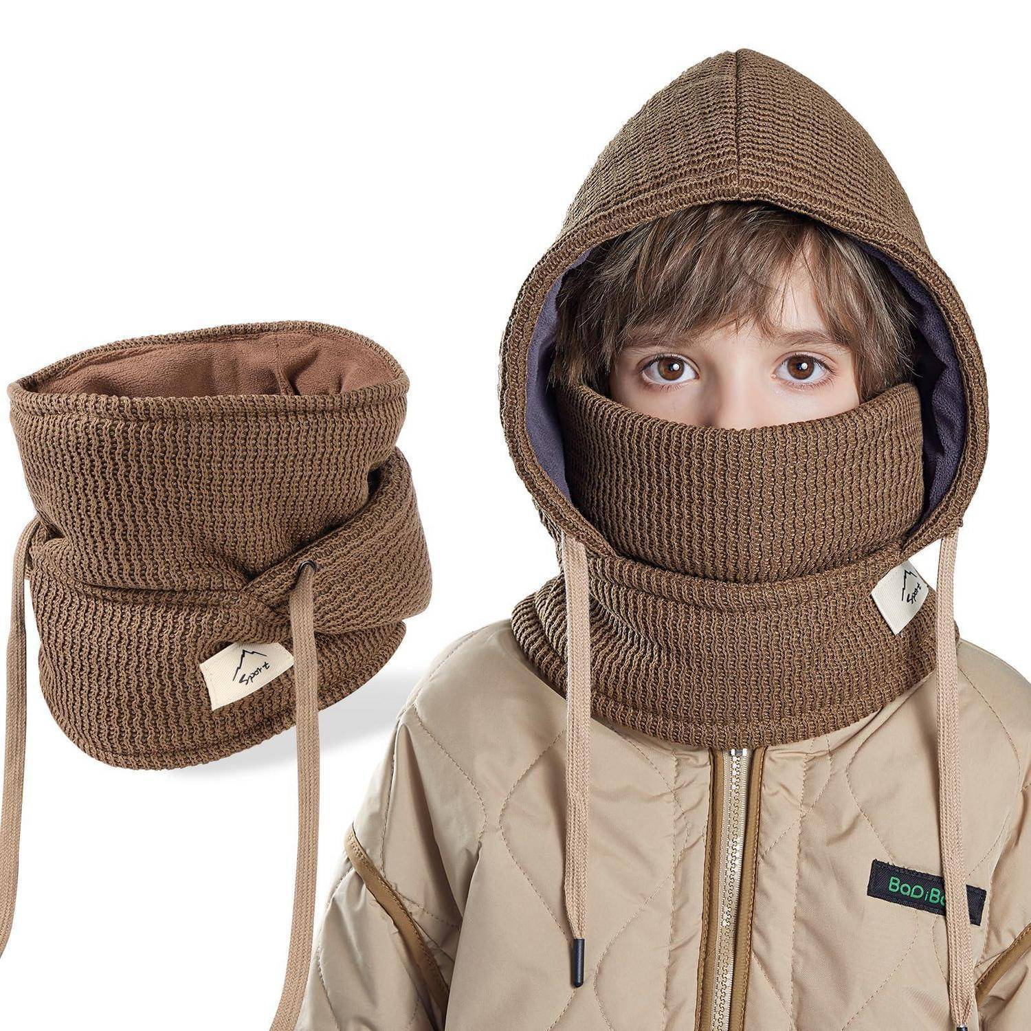 Kind, das eine braune Strickhaube und Gesichtsmaske trägt, neben dem passenden Halswärmer-Schal auf weißem Hintergrund gezeigt.