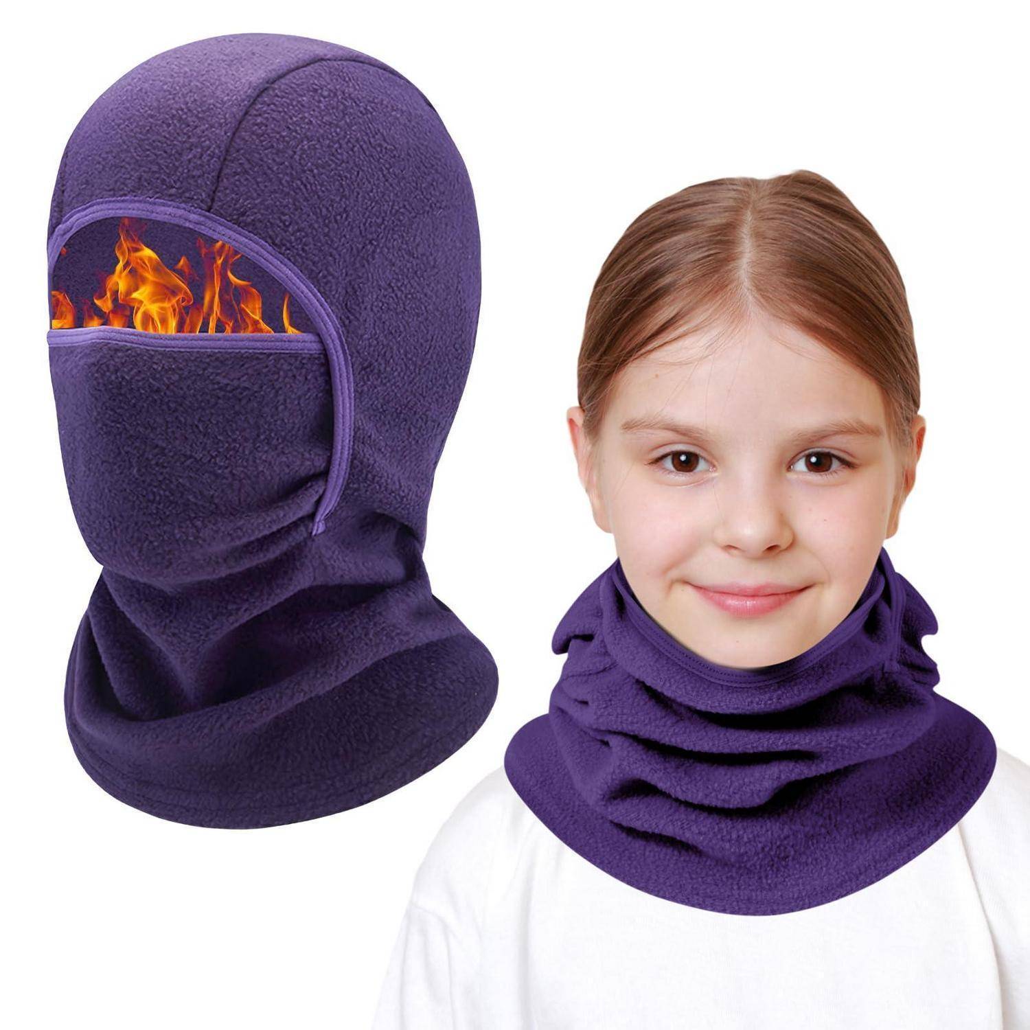 Lila Fleece-Balaclava gezeigt an einem Kindergmodell, mit einer flammenförmigen Atemöffnung und einem passenden Nackenw beiger daneben präsentiert.