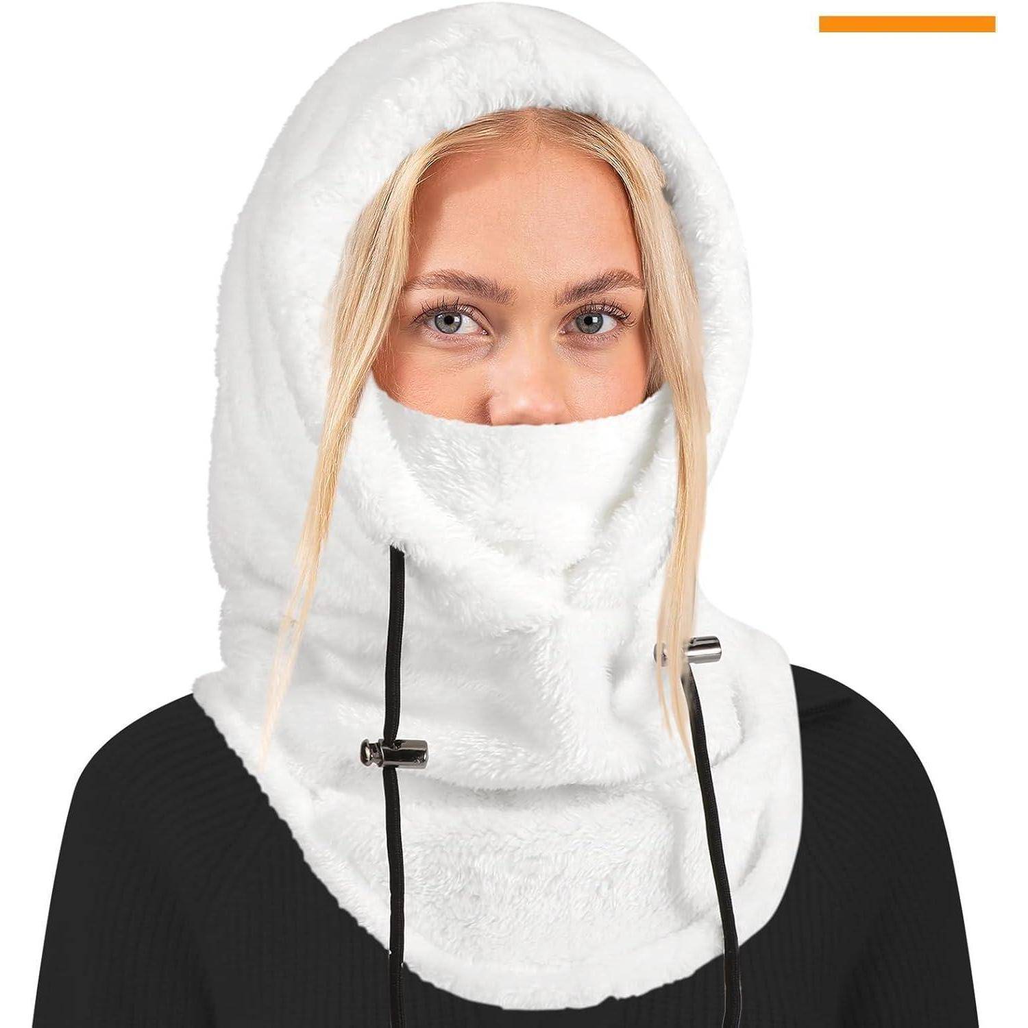 Blonde Frau, die eine weiße Fleece-Sturmhaube trägt, die ihren Kopf, Nacken und das untere Gesicht bedeckt, vor einem einfachen weißen Hintergrund gezeigt.