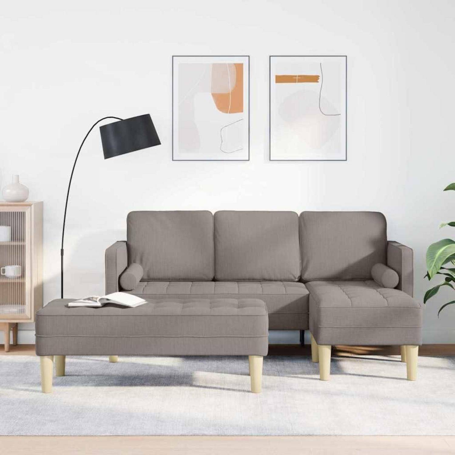Modernes grau-farbenes Ecksofa mit Chaise, Stehleuchte und gerahmte Wandkunst in einem hellen Wohnzimmer.