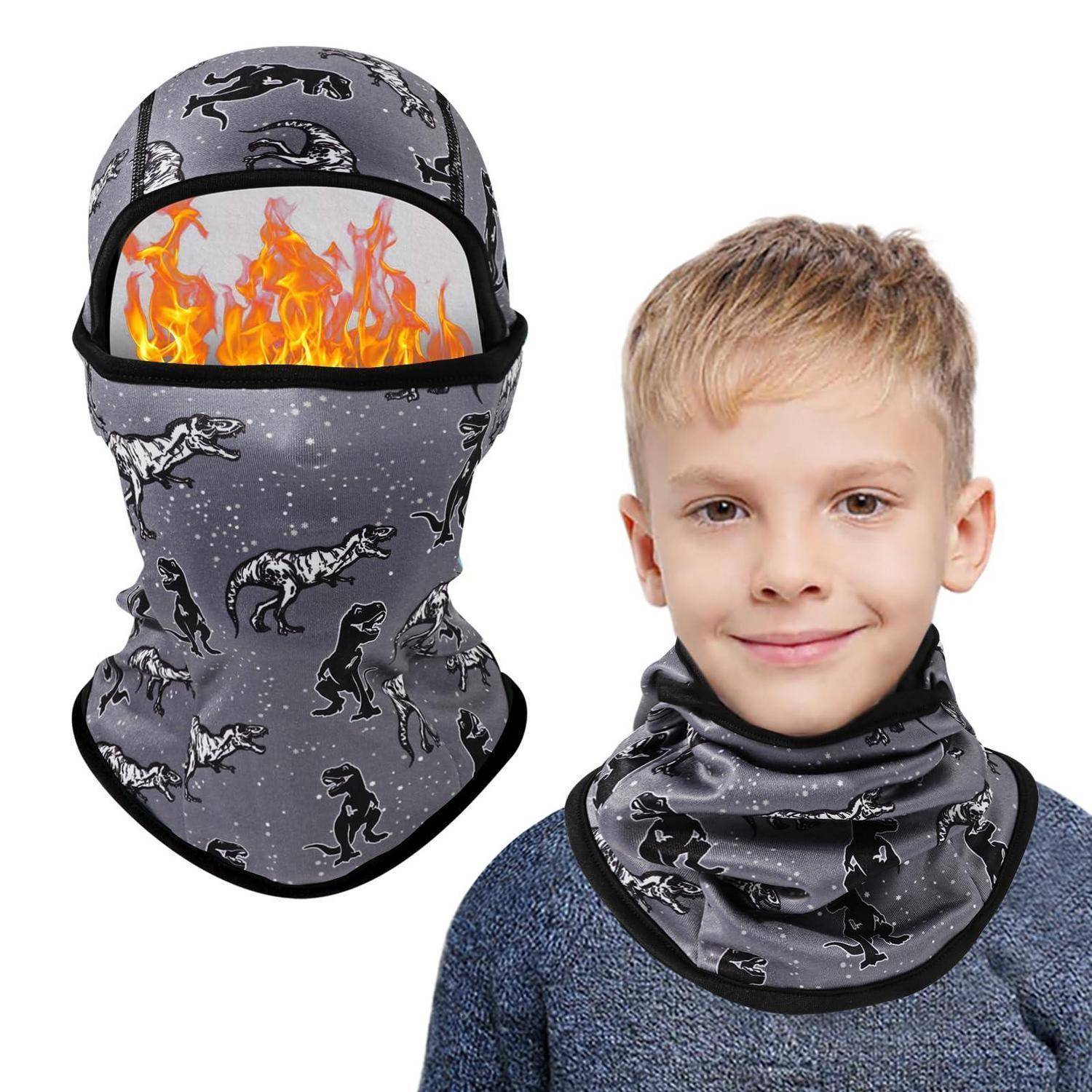 Produktbild zeigt eine graue Wintermütze mit Dinosaurier-Druck und Flammen-Grafik an der Gesichtsöffnung, sowie ein Kind, das den passenden Hals-Gaiter trägt.