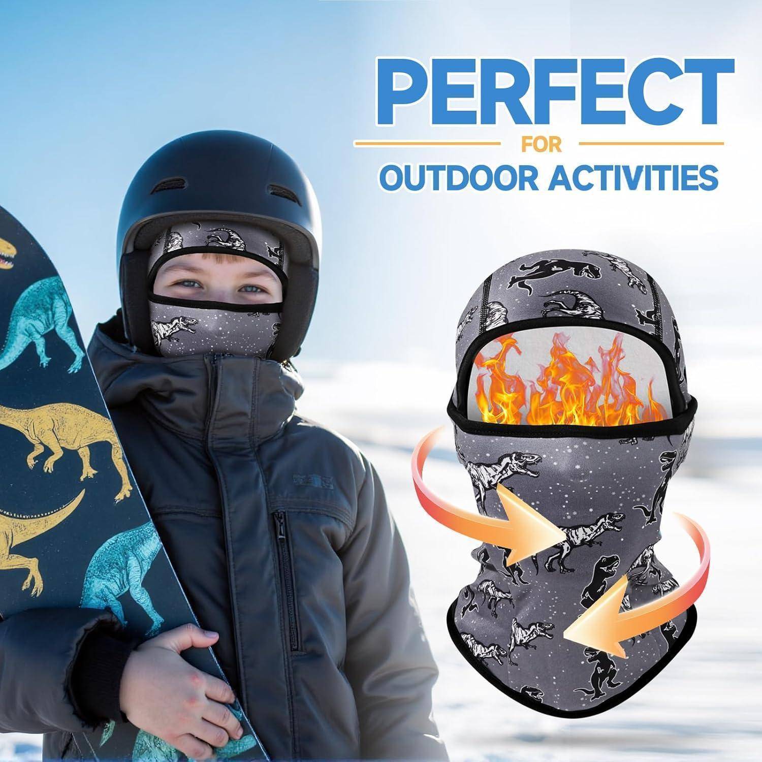 Anzeige für Outdoor-Winterausrüstung, die ein Kind in Helm und Gesichtsschutz neben einer gemusterten Sturmhaube zeigt, die mit 