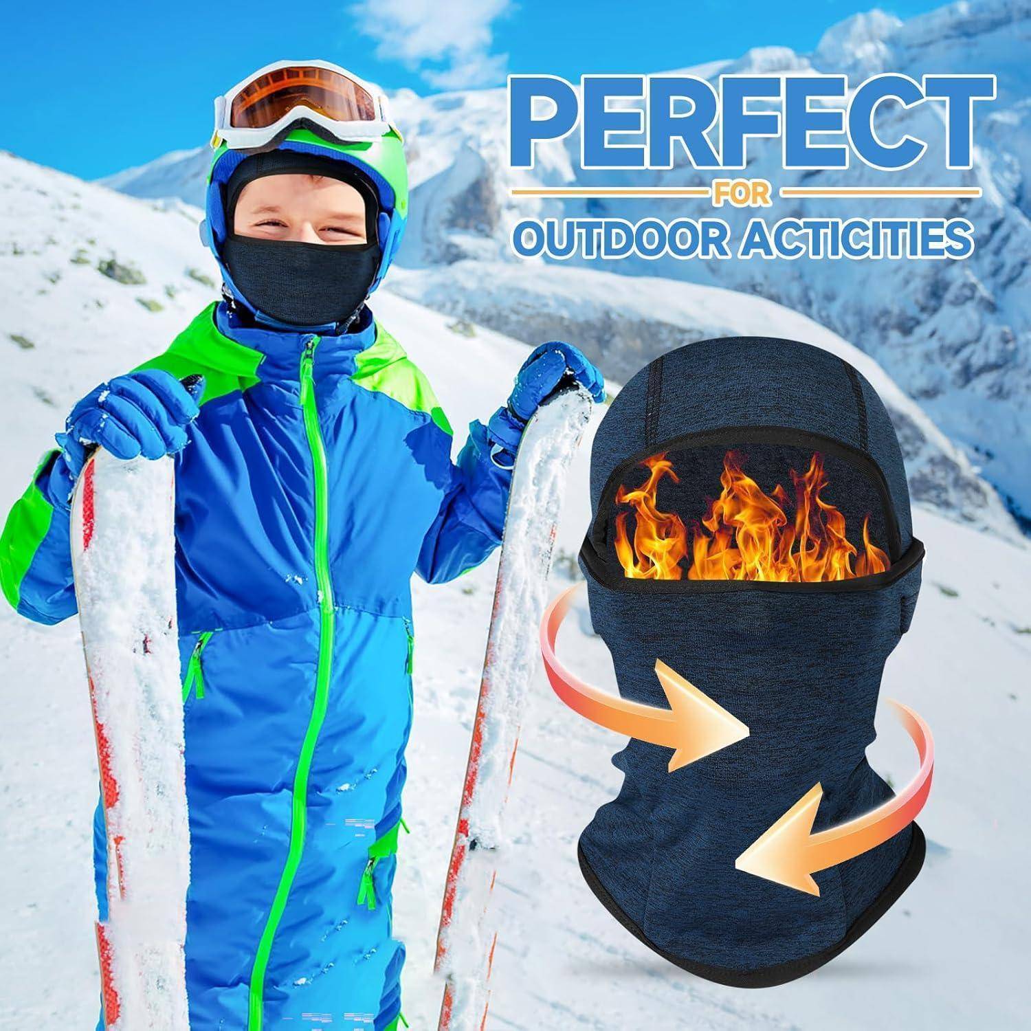 Snowboarder in blauer Winterausrüstung steht im Schnee neben einer Balaclava-Grafik mit Flammen und Pfeilen, beschriftet mit „PERFEKT FÜR OUTDOOR-AKTIVITÄTEN