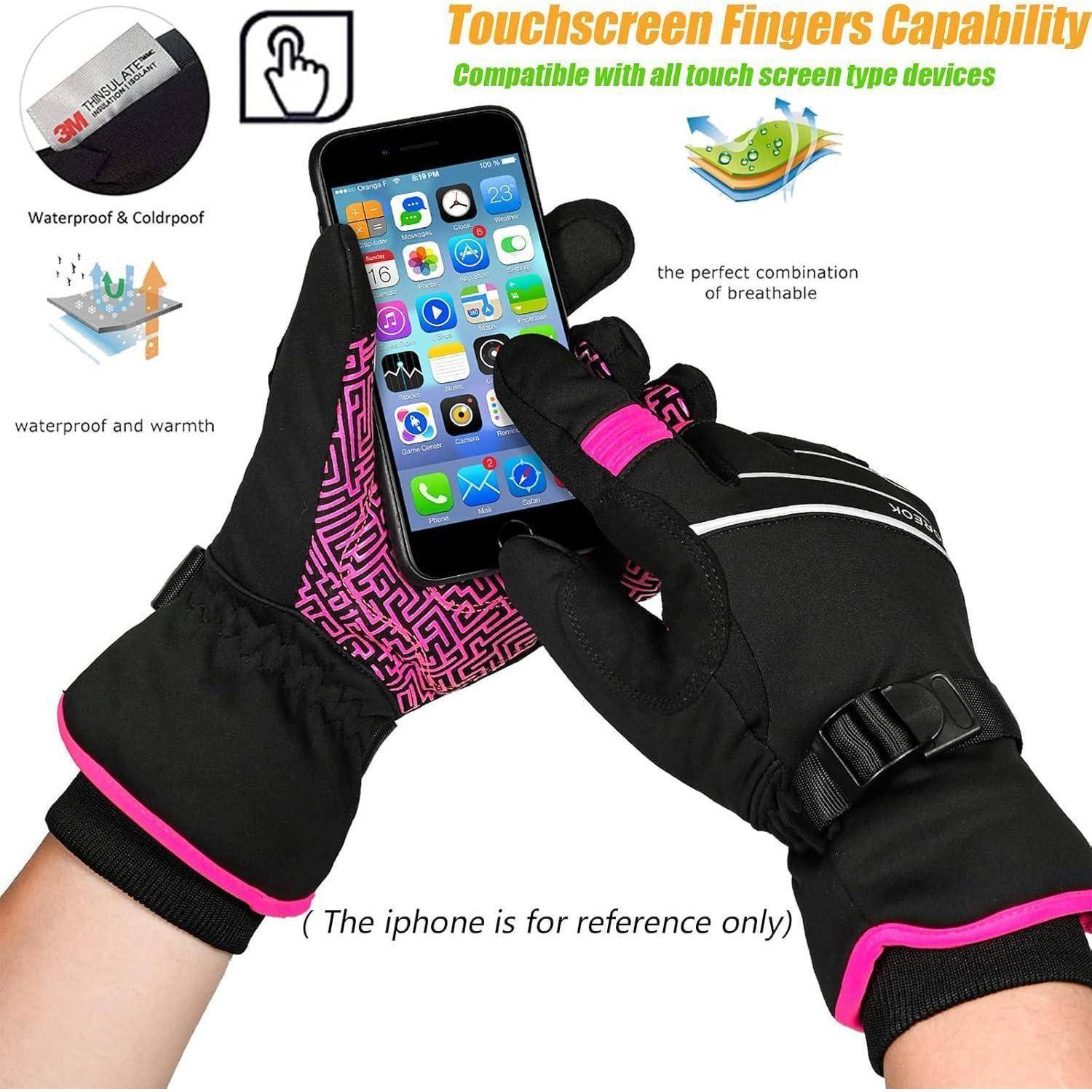 Werbebild von Touchscreen-Winterhandschuhen, die ein Smartphone halten, wobei die wasserdichten, wärmenden, atmungsaktiven und touchscreen-kompatiblen Eigenschaften hervorgehoben werden.