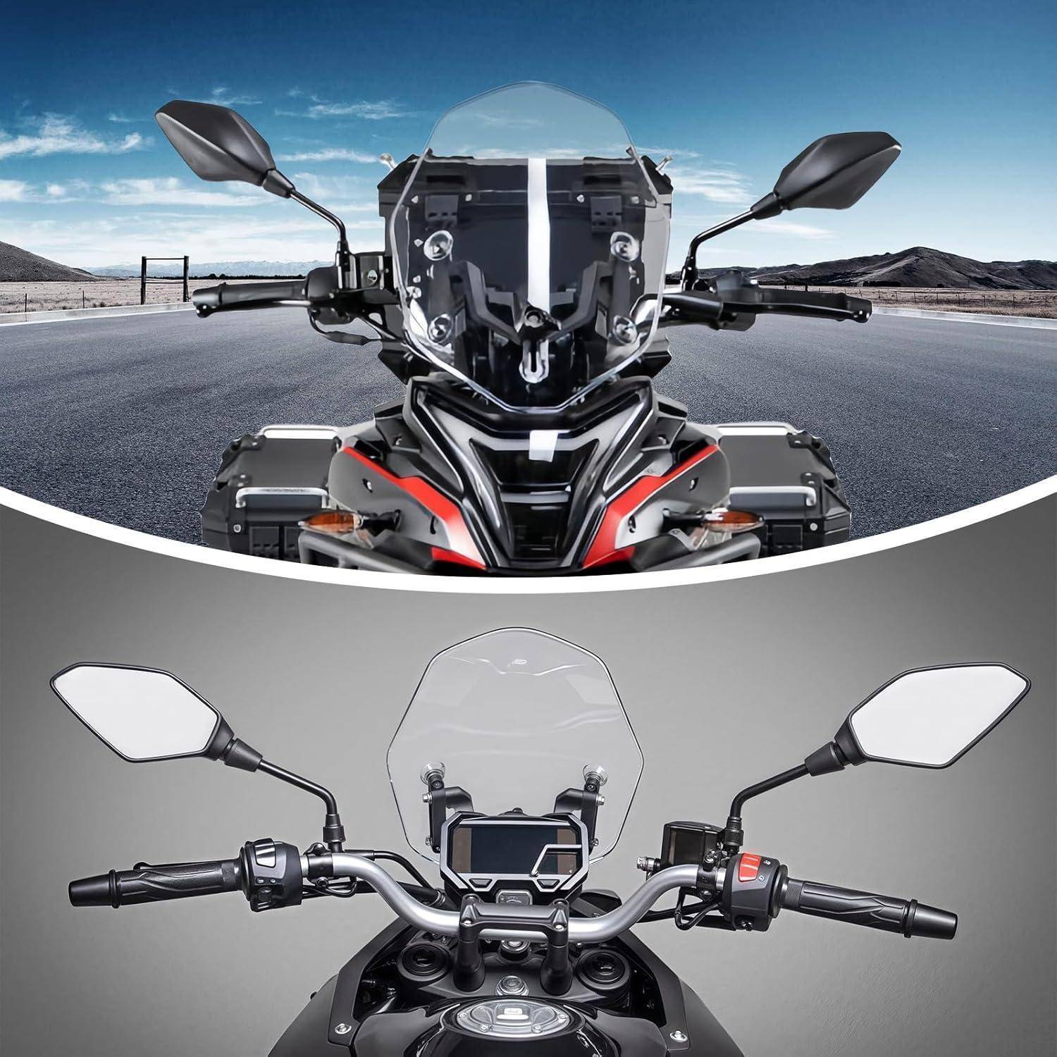 Geteiltes Bild, das ein Motorradcockpit auf der Straße und das gleiche Motorrad vor grauem Studiohintergrund vergleicht, mit Lenker, Spiegeln, Windschutzscheibe und Instrumentenanzeige.
