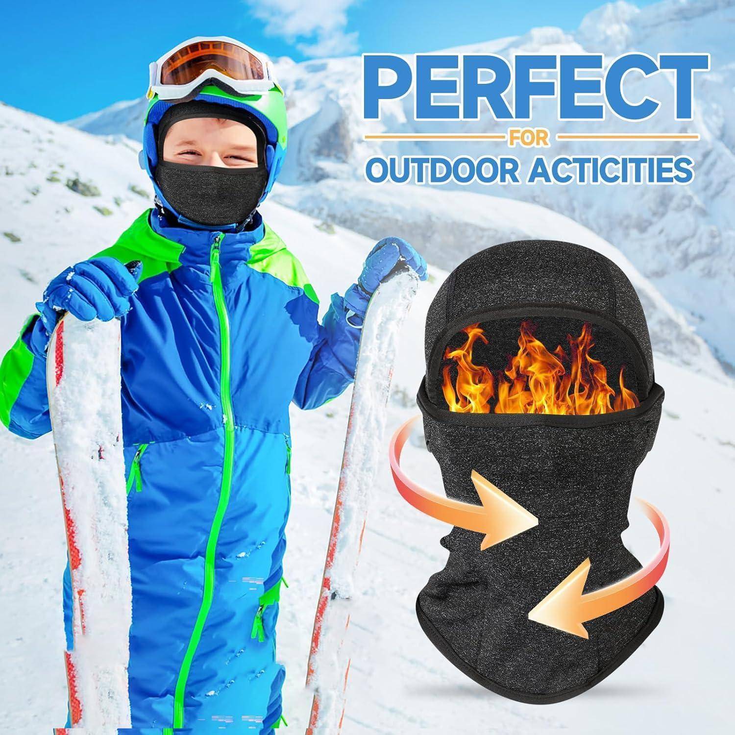 Skifahrer in verschneiten Bergen wirbt für eine schwarze Gesichtsmaske mit Flammen; der Text besagt "PERFEKT FÜR OUTDOOR-AKTIVITÄTEN"".