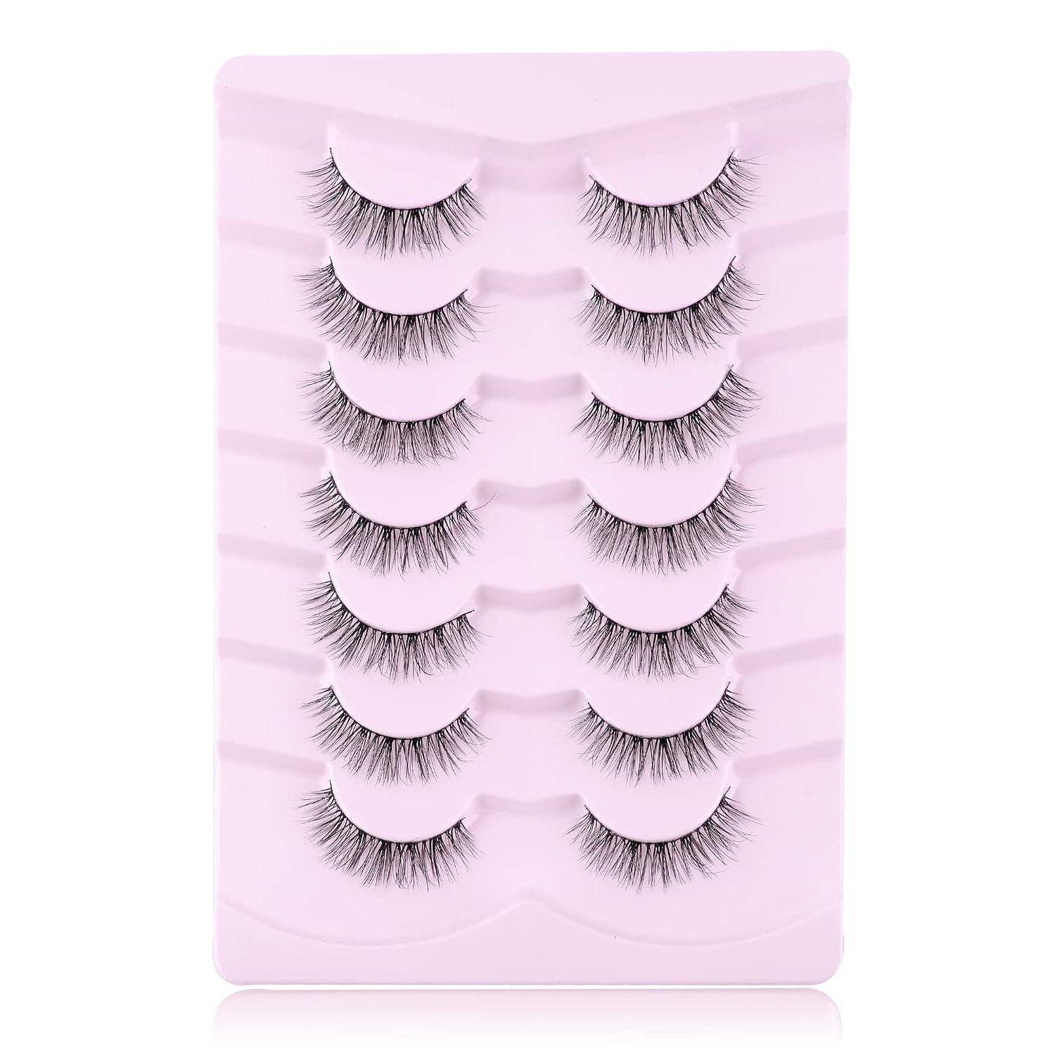 Packung mit sechs Paar künstlichen Wimpern auf einem rosa Tablett angezeigt