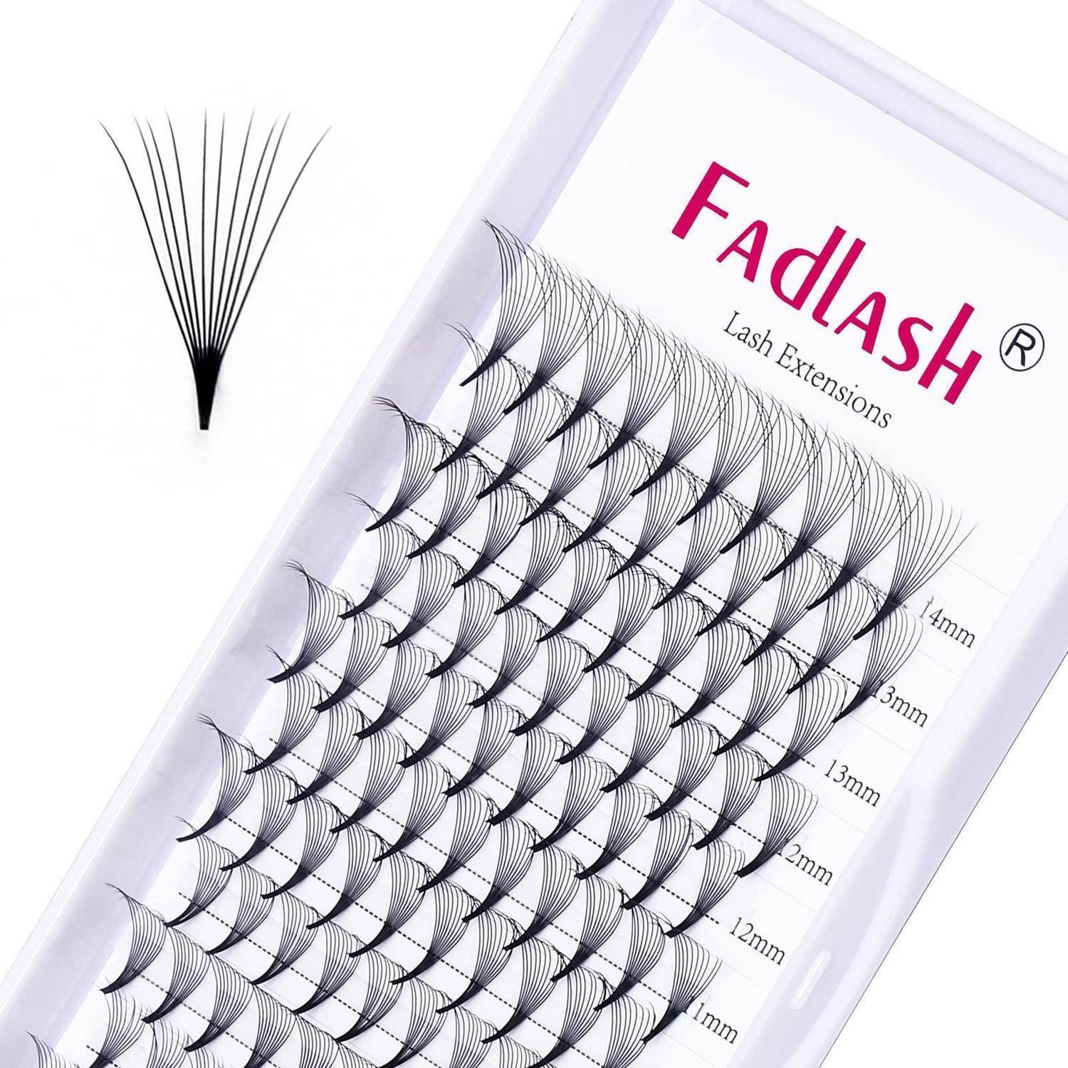Paket von Fadlash-Wimpernverlängerungen mit mehreren schwarzen Wimpernbündeln, angeordnet nach Länge (11 mm bis 14 mm) mit einem Musterfächer außerhalb der Schachtel.