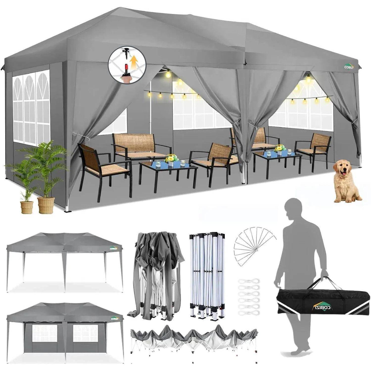 Graues Outdoor-Pavillon-Zelt mit Seitengardinen, Fenstern, Lichtern und Terrassenmöbeln; die Einblendung zeigt das zusammengeklappte Gerüst, Gardinen und eine Tragetasche sowie eine Größensilhouette und einen Hund zur Größenvergleichung.