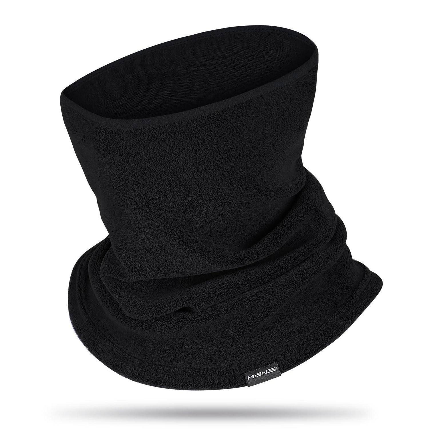 Schwarzer Fleece-Nackschlauch oder Gesichtsbedeckung auf weißem Hintergrund, dargestellt als Produktfoto.