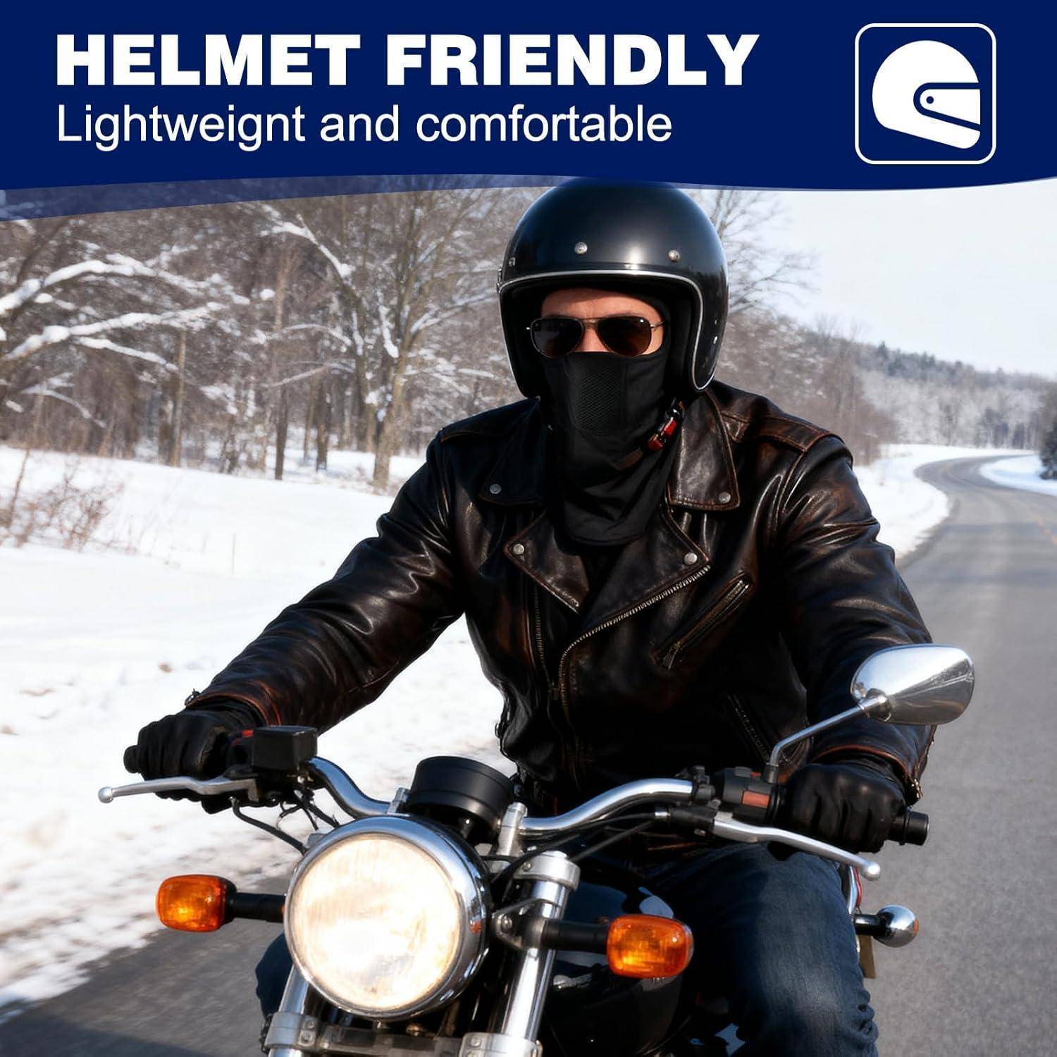 Motorradfahrer in schwarzem Helm und Lederjacke fährt auf einer verschneiten Straße; Banner liest „HELM FREUNDLICH