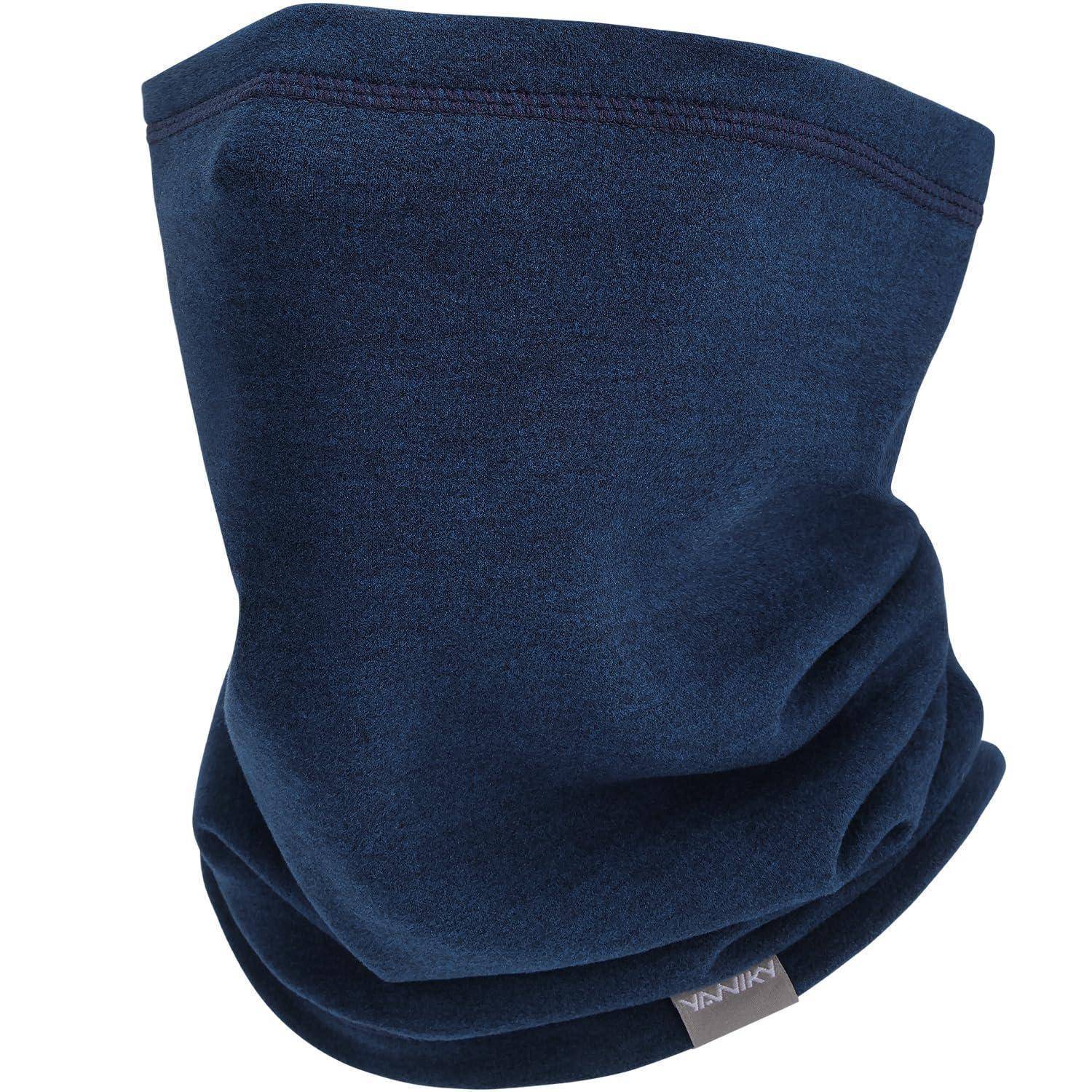 Dunkelblauer Halsgaiter oder Gesichtsmaske auf weißem Hintergrund, gefaltet dargestellt mit sichtbarem kleinem Stoffetikett.