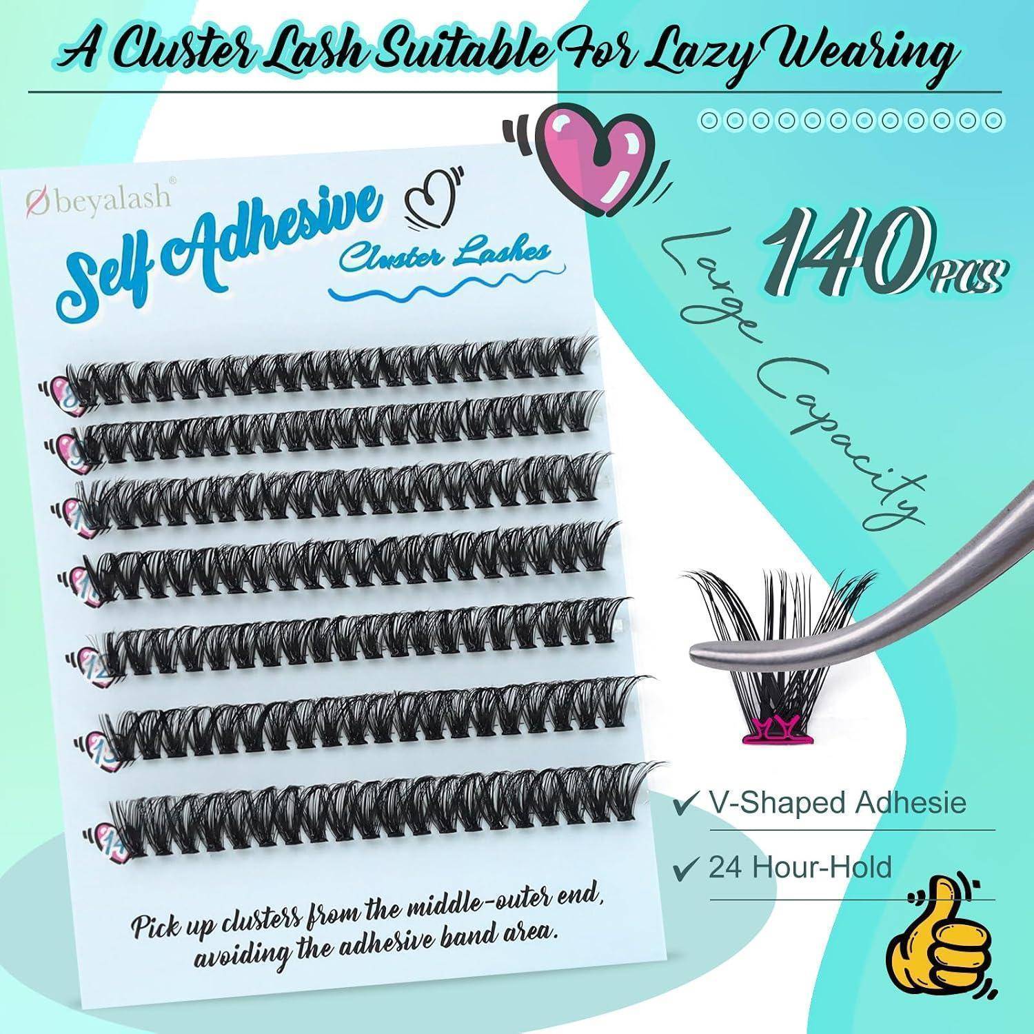 Produkt-Anzeige für selbstklebende Cluster-Wimpernfasern, zeigt 140 Paar, V-förmiger Kleber und 24-Stunden-Haltbarkeit auf einer Wimpernplatte mit Pinzette.