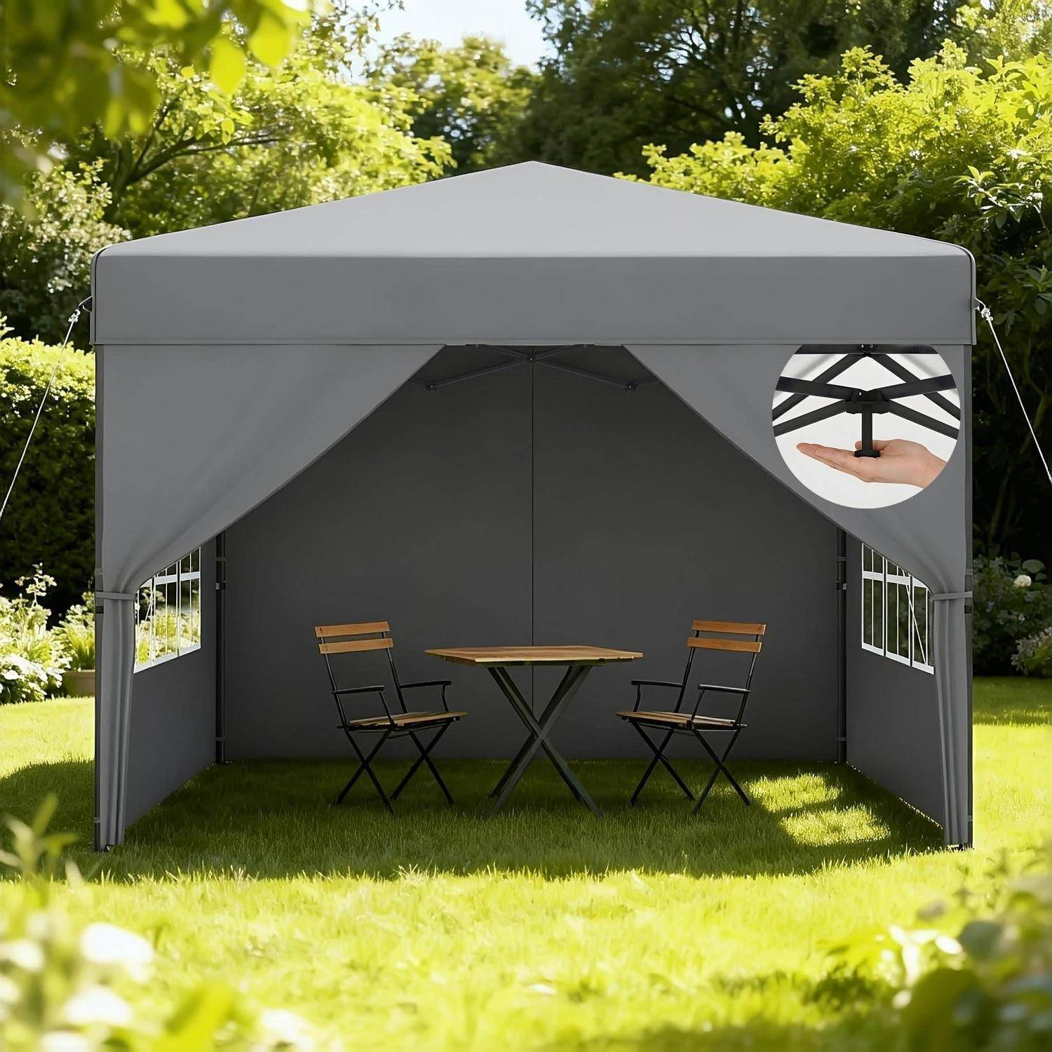 Grauer outdoor Pop-up-Baldachingzelt mit offenen Seiten schützt einen kleinen Tisch und zwei Klappstühle auf einem grünen Rasen; die Vergrößerung zeigt den Zeltgestell-Mechanismus.