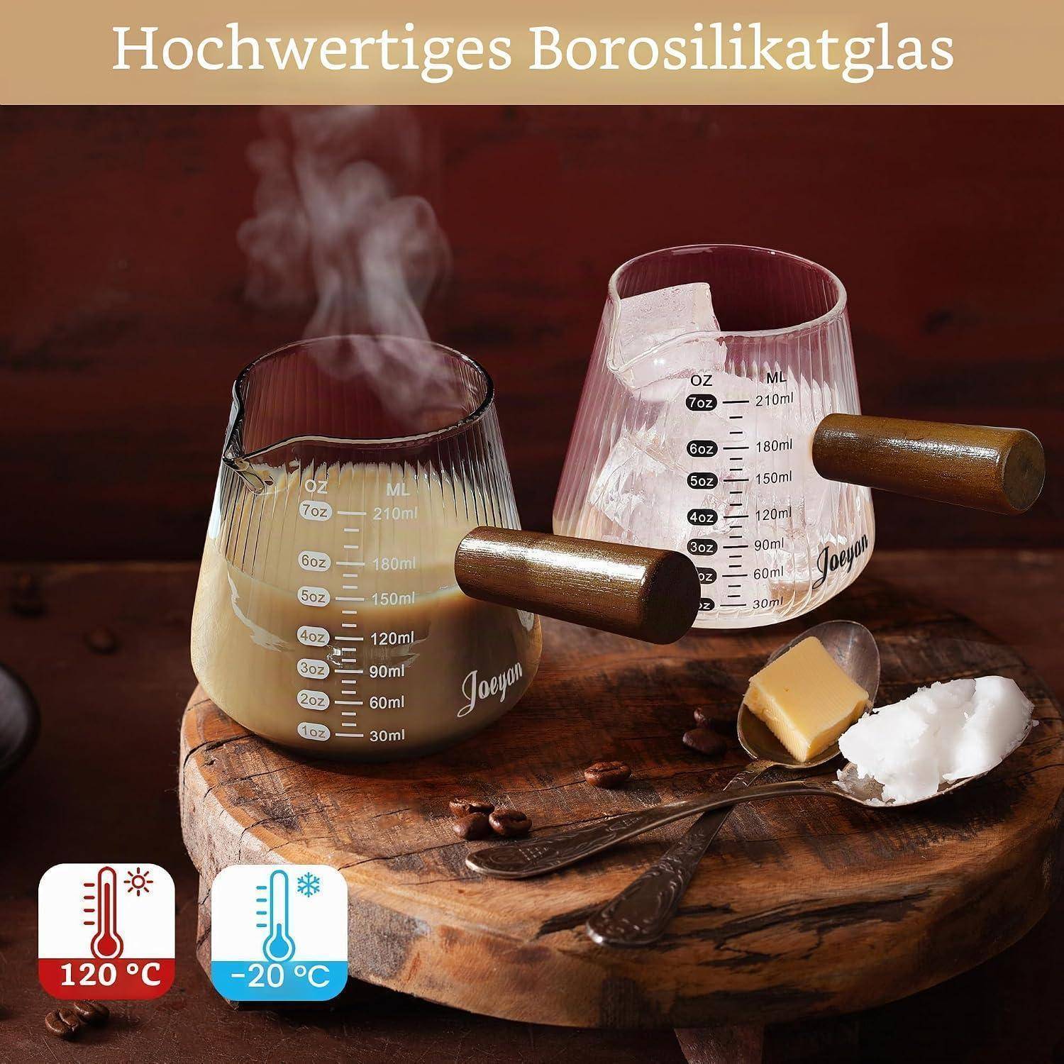 Zwei Borosilikatglas-Kaffeebecher auf einem Holzbrett, einer dampfend heiß und einer eiskalt, mit dem Text 