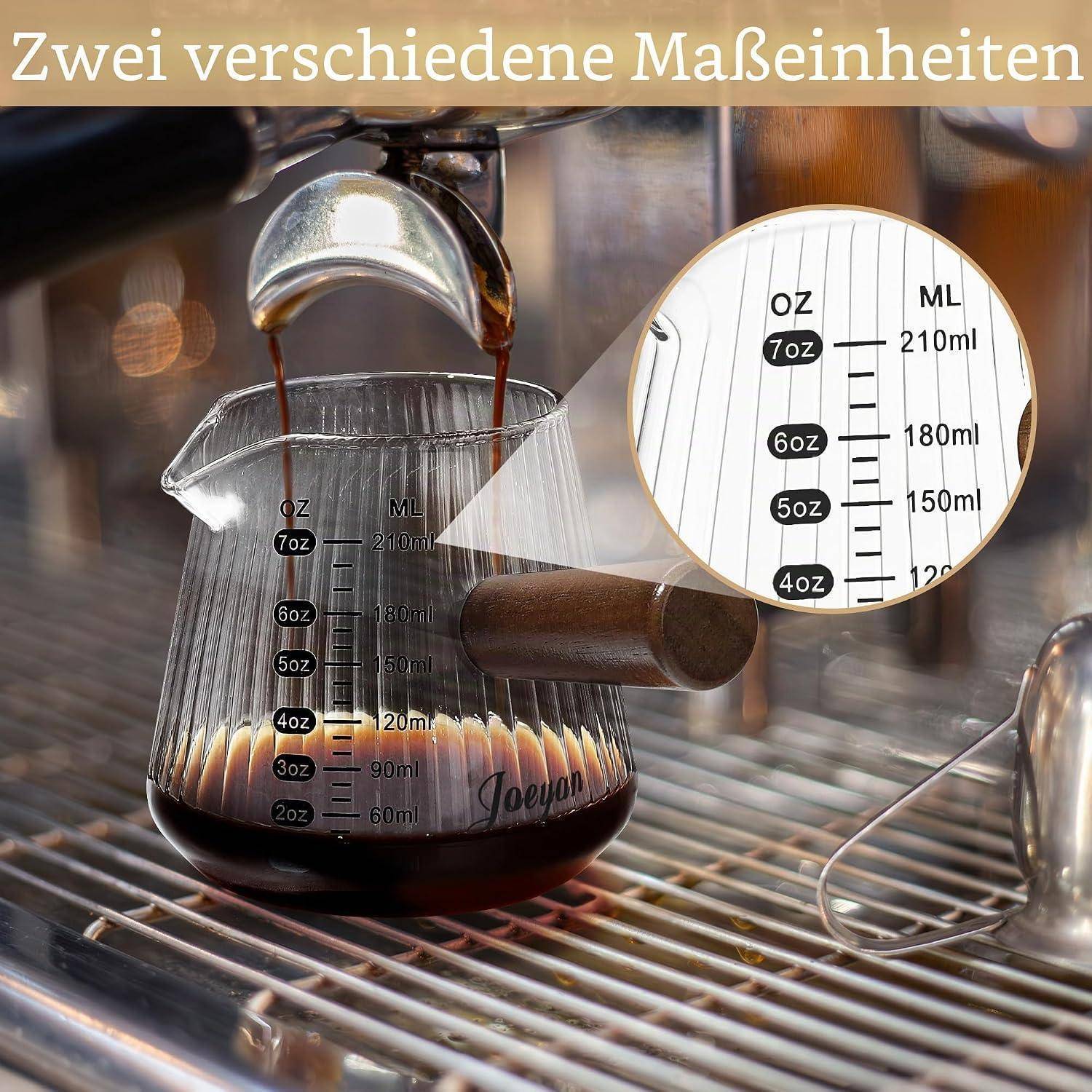 Espresso wird in einen Glesmessbecher auf einem Maschinenablauftablett gegossen und zeigt duale Volumenskalen in Unzen und Millilitern.