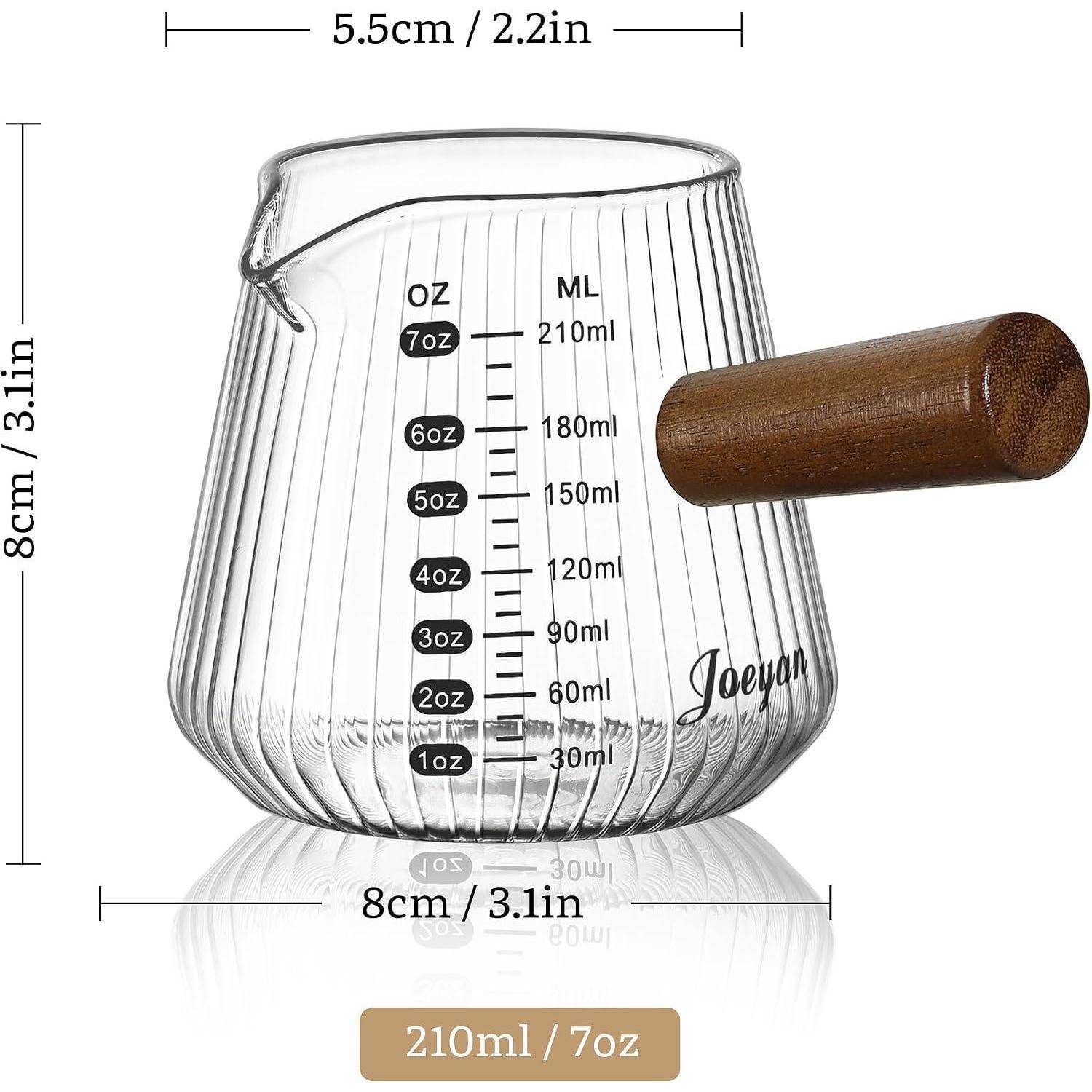 Glaskuchenform mit Holzgriff, gekennzeichnet bis 210ml/7oz, mit Abmessungen von 8cm Höhe und 8cm Breite.