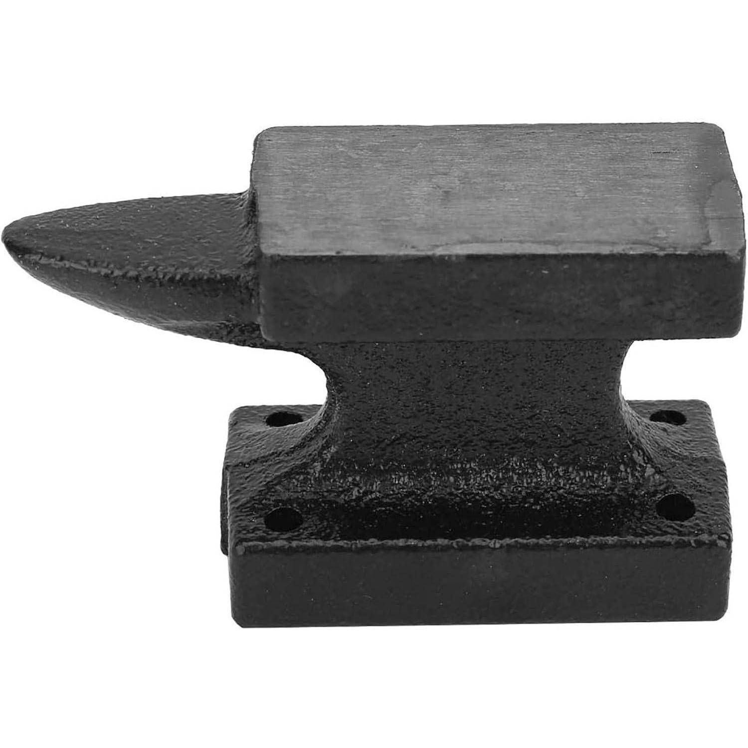 Schwarzer Metallamboss mit spitzem Horn und flacher Schlagfläche, auf weißem Hintergrund dargestellt.