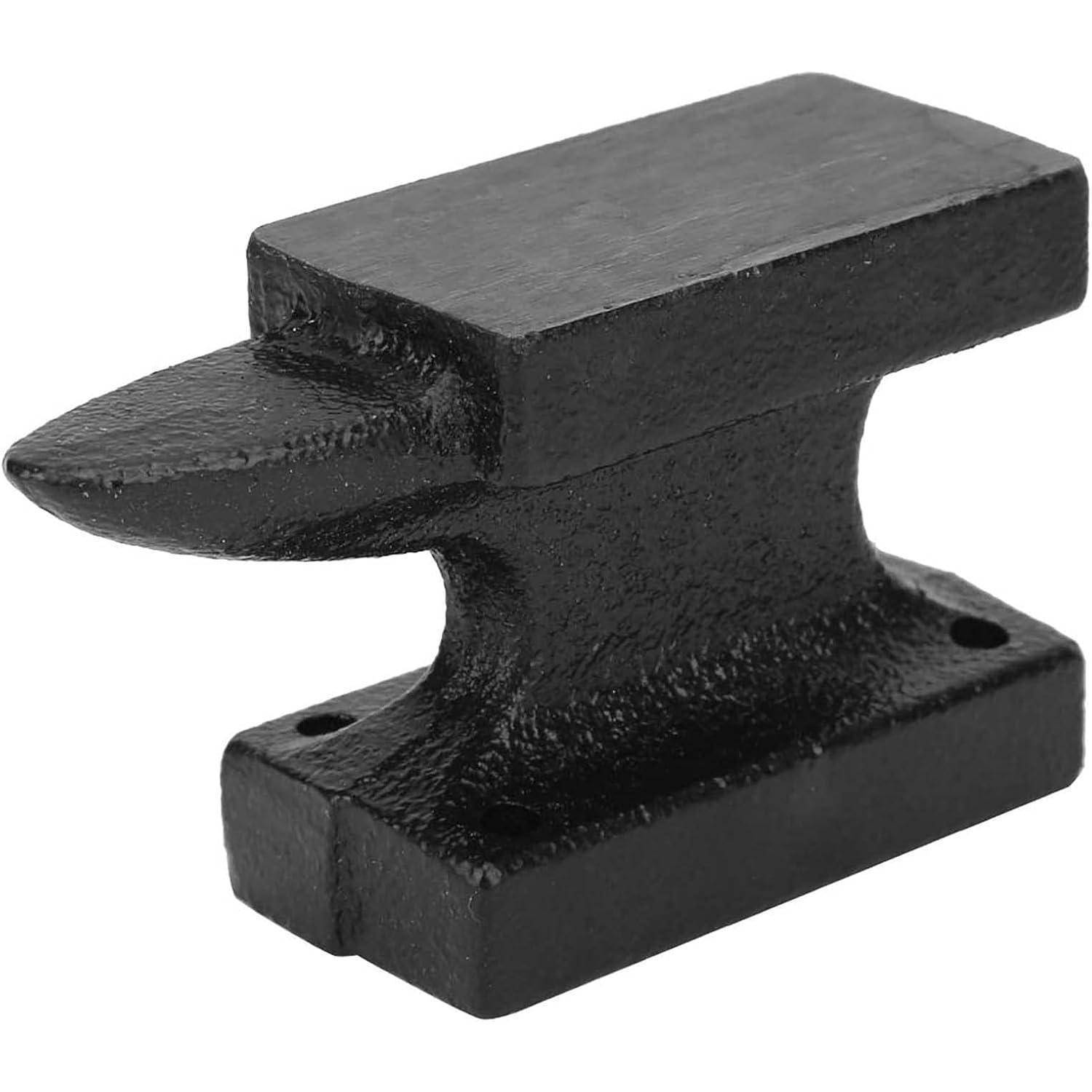 Schwarzer Metallamboß auf weißem Hintergrund, in Perspektive dargestellt.