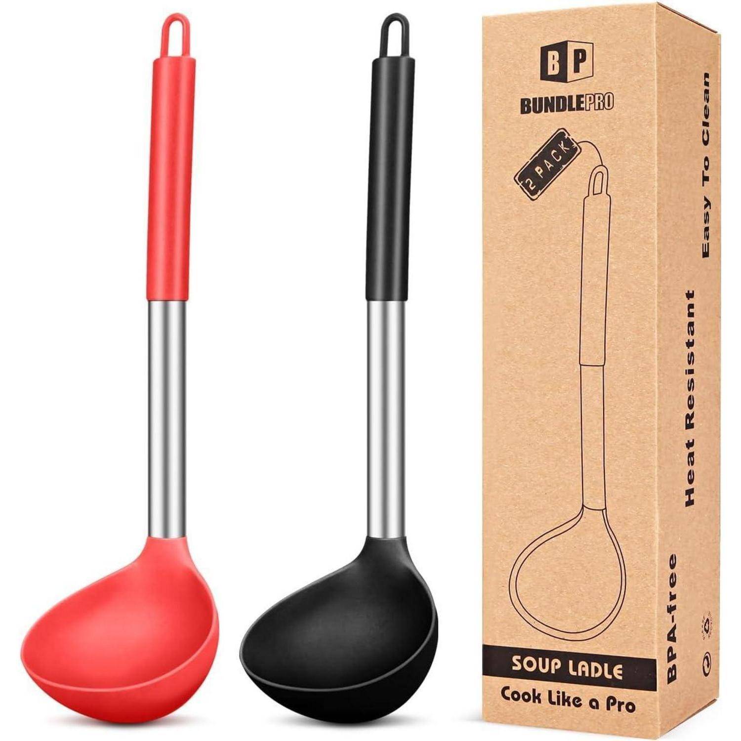 Zwei Suppenschöpfer mit langen Metallgriffen, einer rot und einer schwarz, gezeigt neben einer Verpackung mit der Aufschrift „BUNDLEPRO