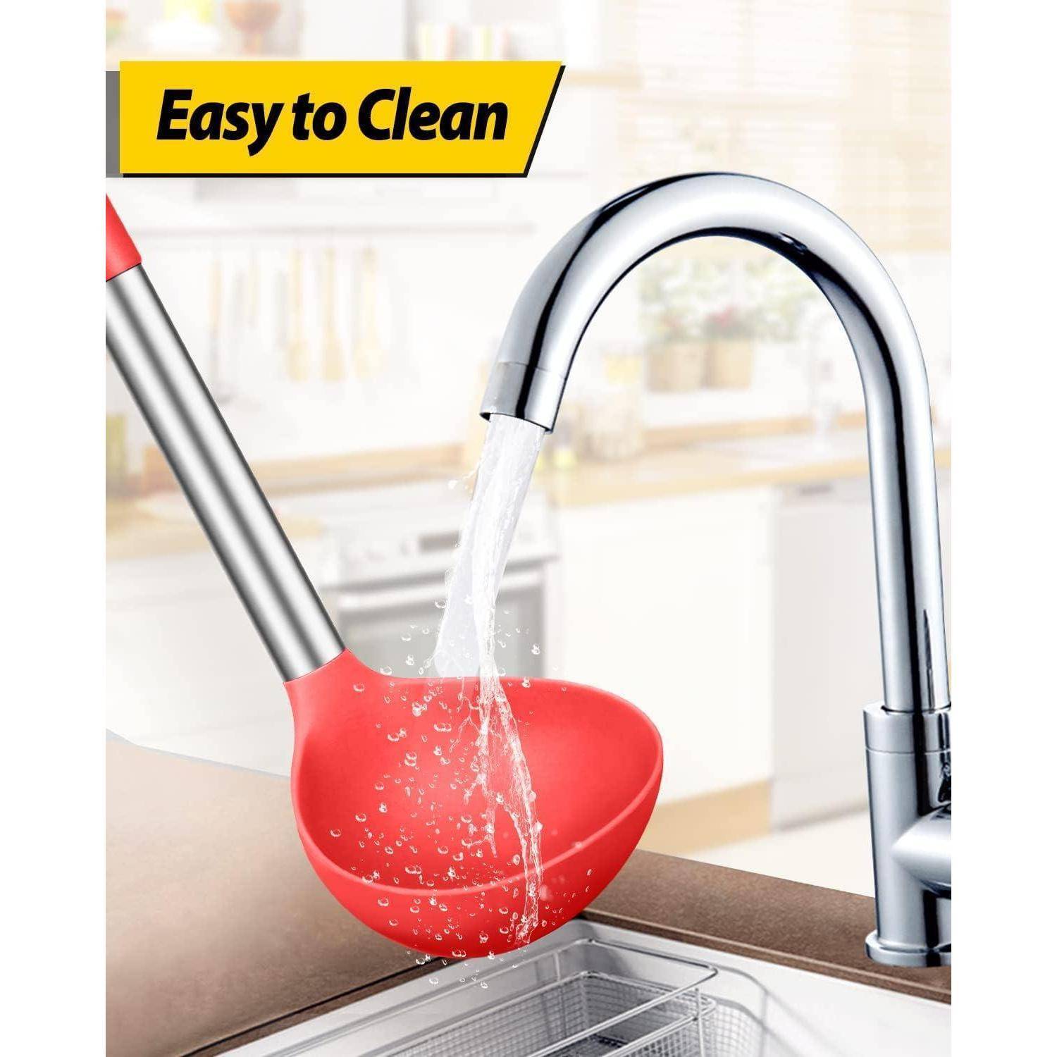 Küchenarmatur mit Wasser, das auf eine rote Schöpfkelle fließt, mit der Bezeichnung „Leicht zu reinigen", das zeigt die leicht zu reinigende Eigenschaft des Produkts.