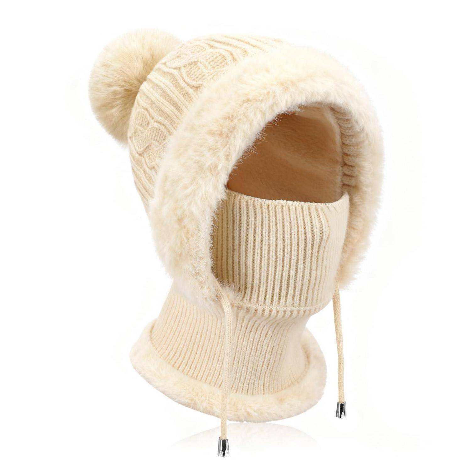 Cremefarbene gestrickte Winterbalaclava mit Kunstfellbesatz, Bommel und Kinnbändern, gezeigt auf weißem Hintergrund.