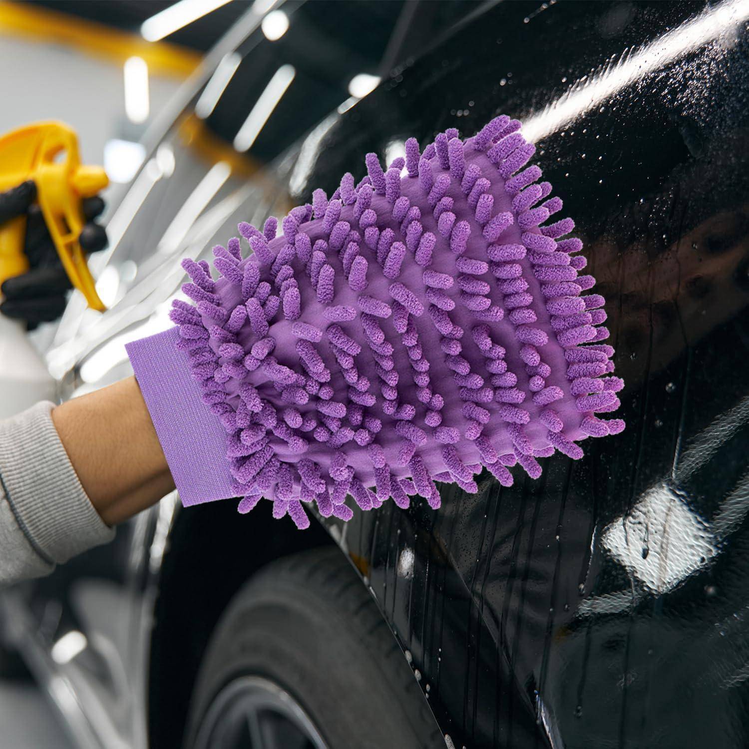 Violetter Mikrofaser-Handschuh, der eine schwarze Autotür abwischt, was auf Fahrzeugwäsche oder Detaillierung hindeutet.