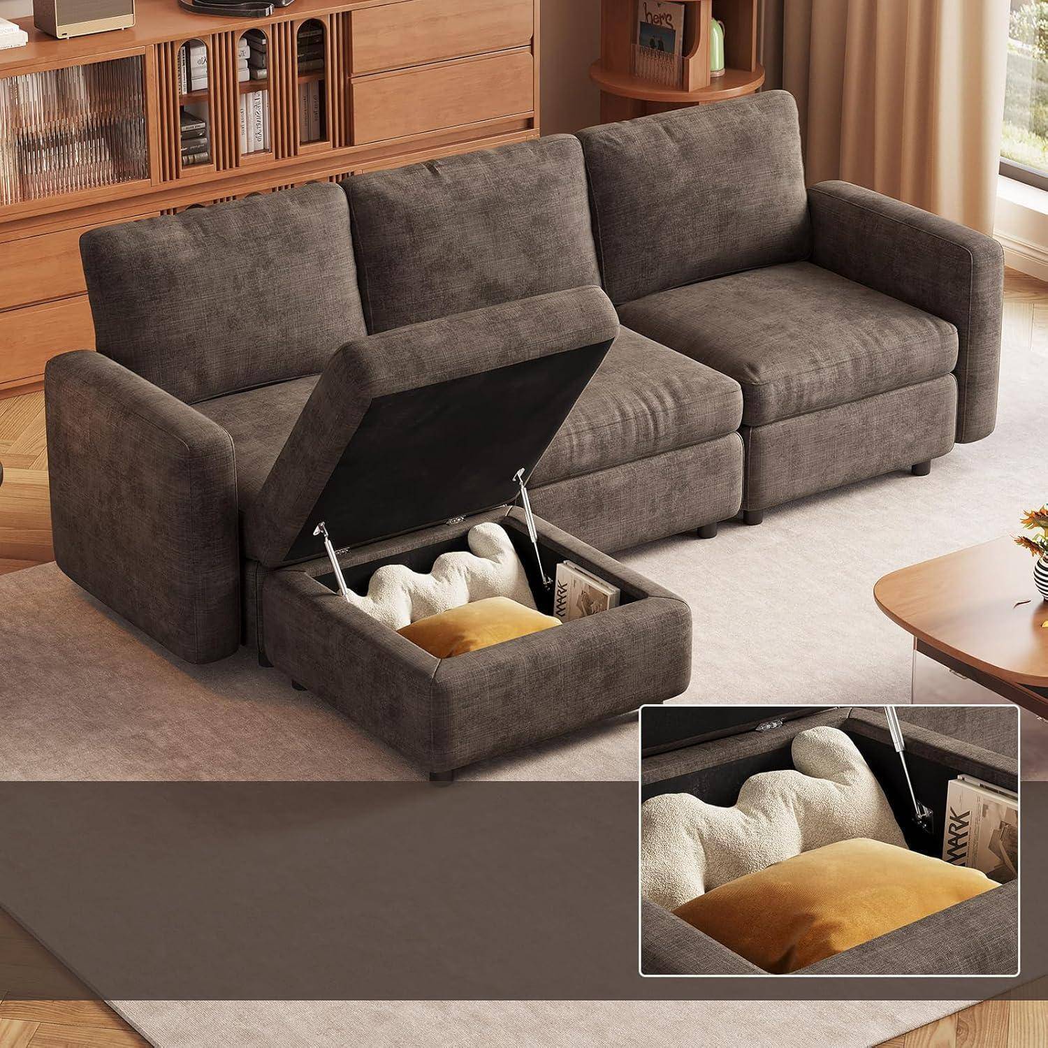 Braunes Ecksofa mit klappbarem Stauraum-Hocker, zeigt verstecktes Fach für Decken und Kissen in einem Wohnzimmer.