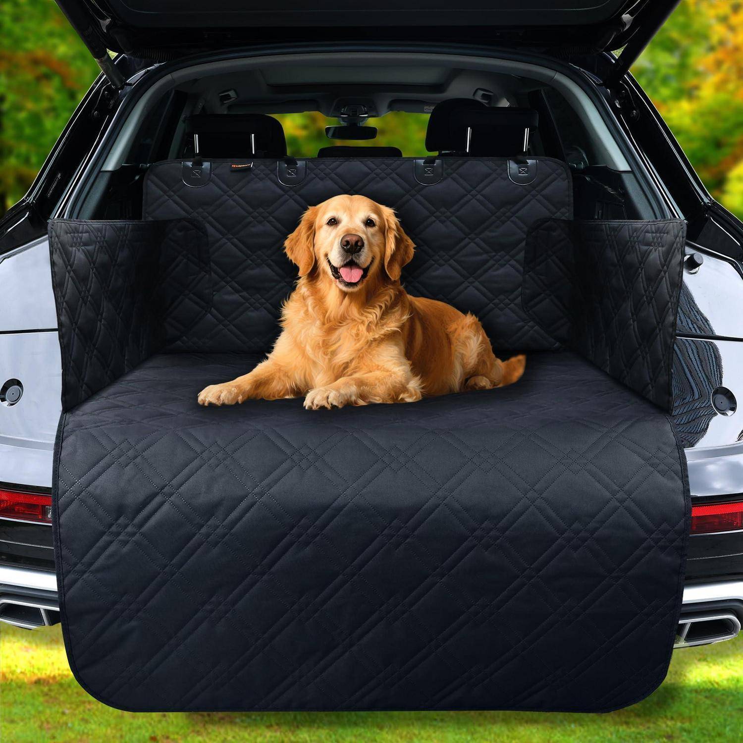 Ein Golden Retriever liegt im offenen Laderaum eines SUV, bedeckt mit einer schwarzen gesteppten Haustier-Kofferraumauskleidung.