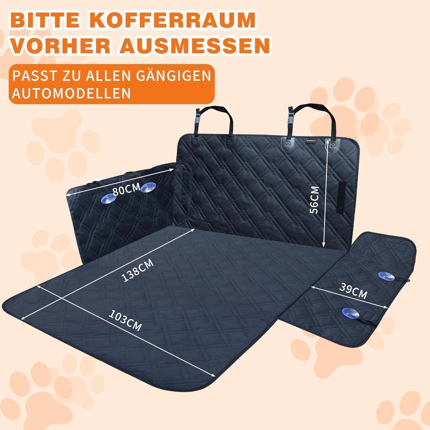 Produktbild einer gesteppten Kofferraumschutzunterlage mit Seitenlappen und Griffen, mit den Abmessungen 138 cm x 103 cm, 80 cm, 56 cm und 39 cm; der Text lautet „BITTE KOFFERAUM VORHER AUSMESSEN
