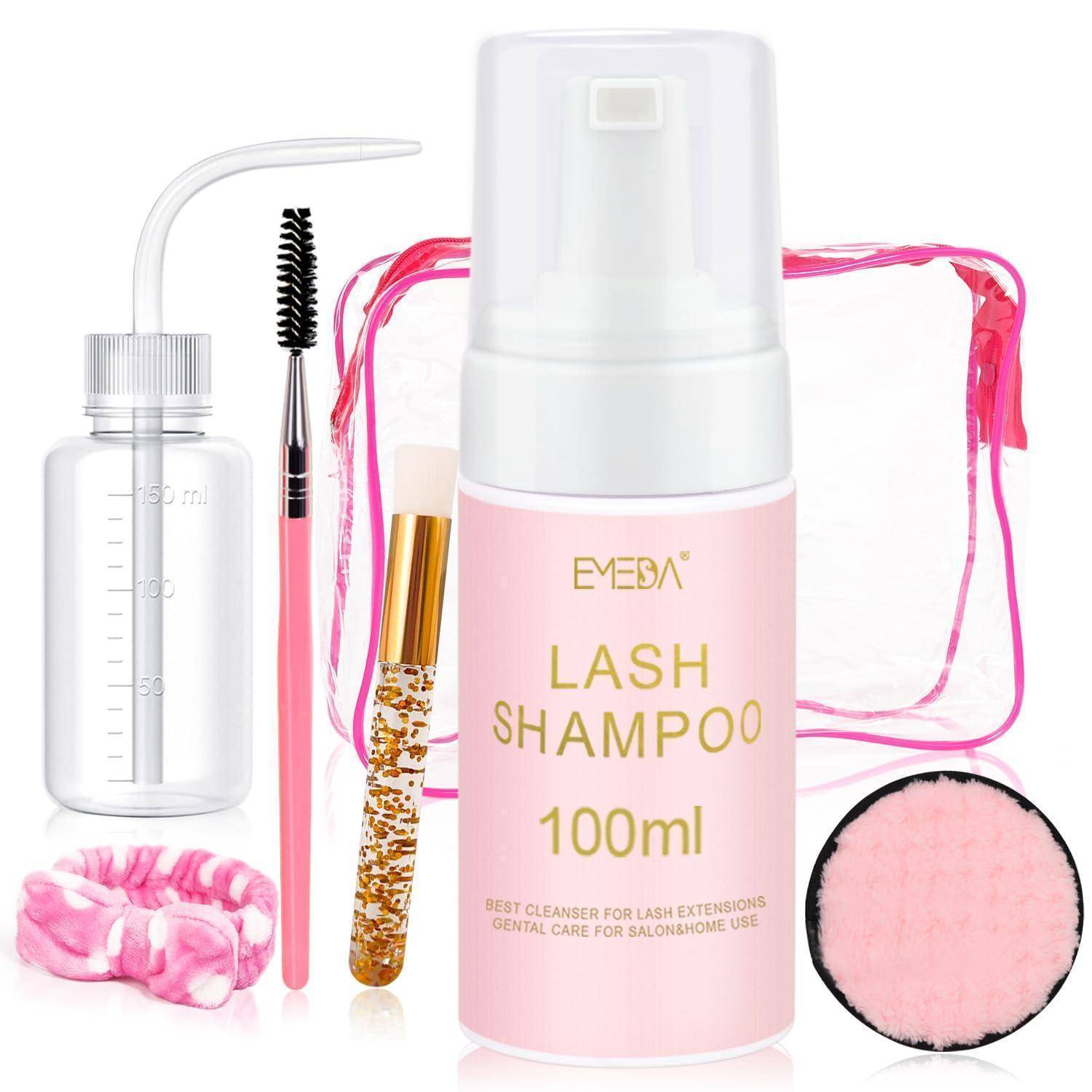 Wimpernverlängerungs-Reinigungsset mit rosa Wimpernshampoo-Flasche, Applikator-Bürsten, Waschflasche, Haargummi und Wattepads auf weißem Hintergrund.