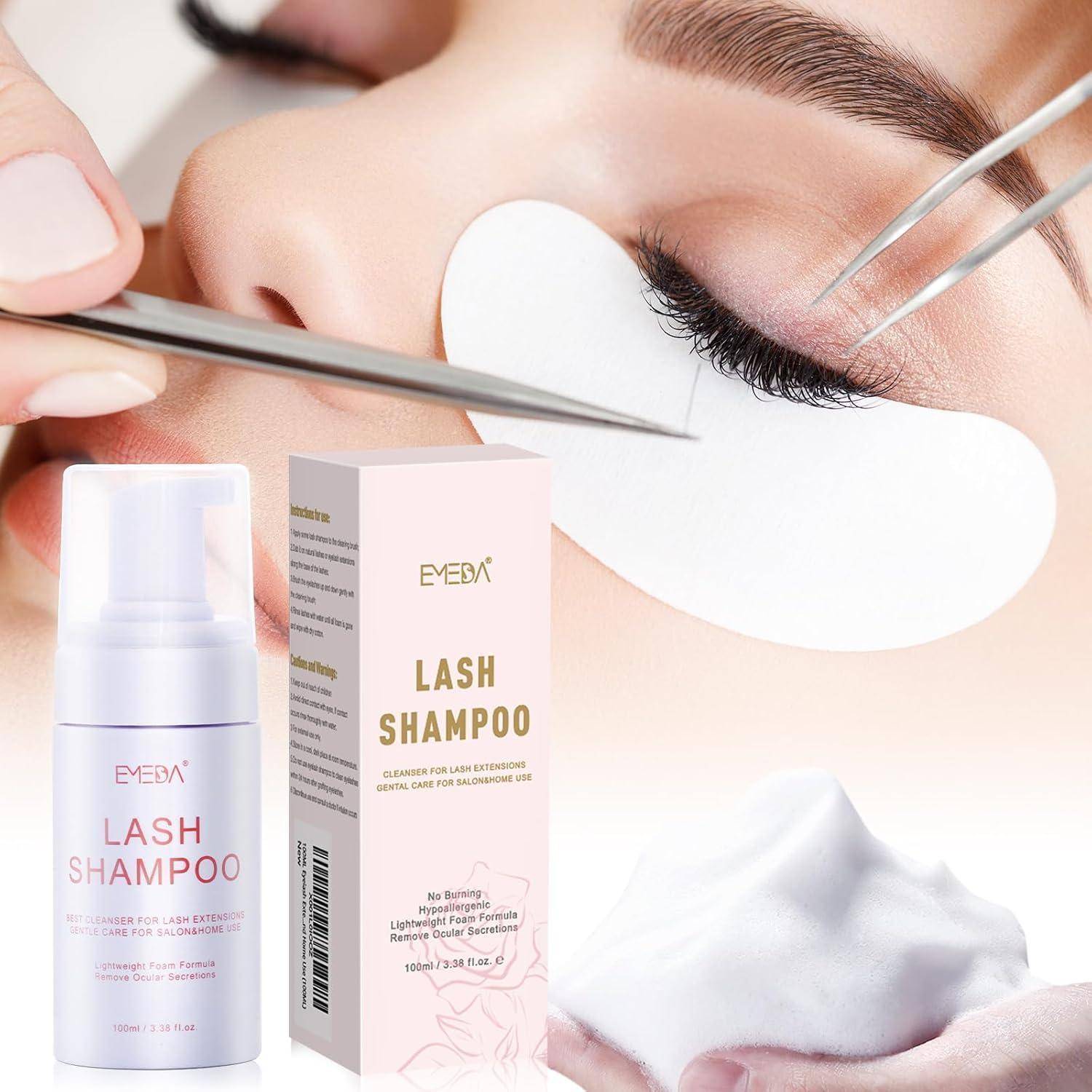 Nahaufnahme der Wimpernverlängerungsanwendung mit Pinzetten und Augenkissen, zusammen mit einer Flasche und Schachtel von 