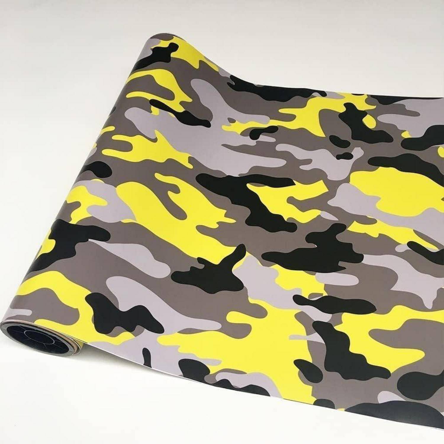Gerollte Bahn aus Camouflage-gemustertem Material in Gelb, Grau, Schwarz und Weiß auf einfachem weißem Hintergrund.
